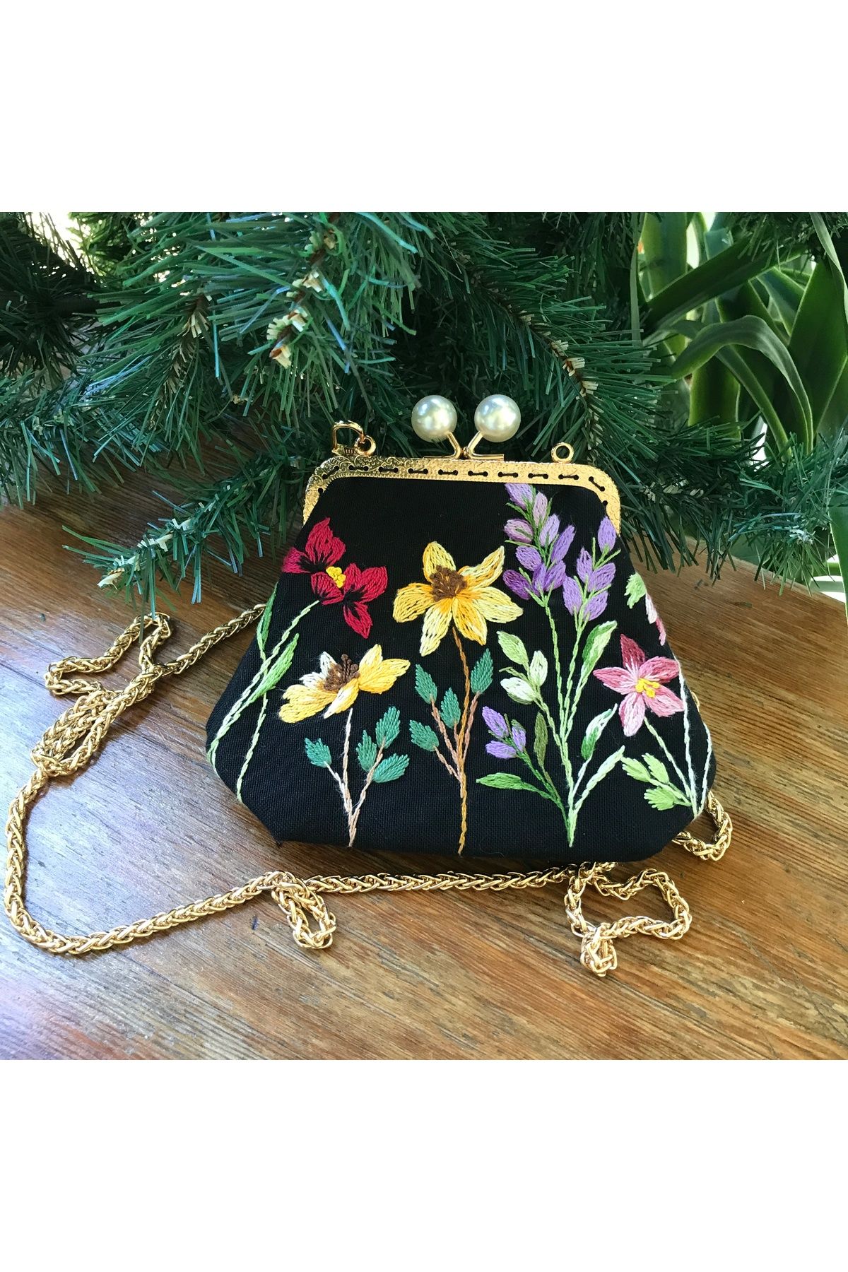 Home 16x12 ölçülerinde Siyah Keten El işlemeli Vintage Tarzı Çanta. Gold Askı Detaylı %100 El Emeği