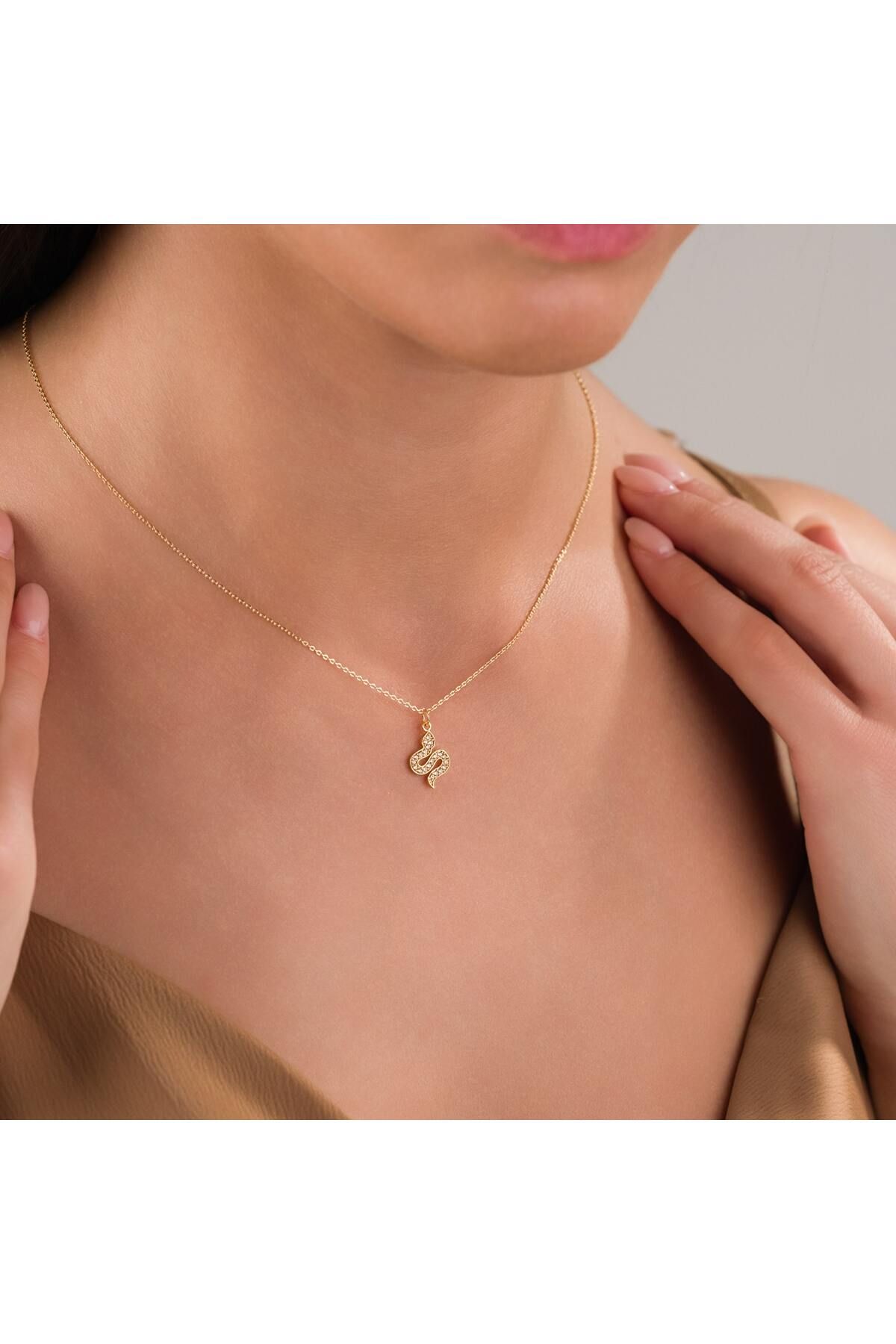 HOBİSY GIFT SHOP Yılan Figürlü Zirkon Taşlı Minimal Kolye – Altın Renk, Güçlü ve Şık Tasarım