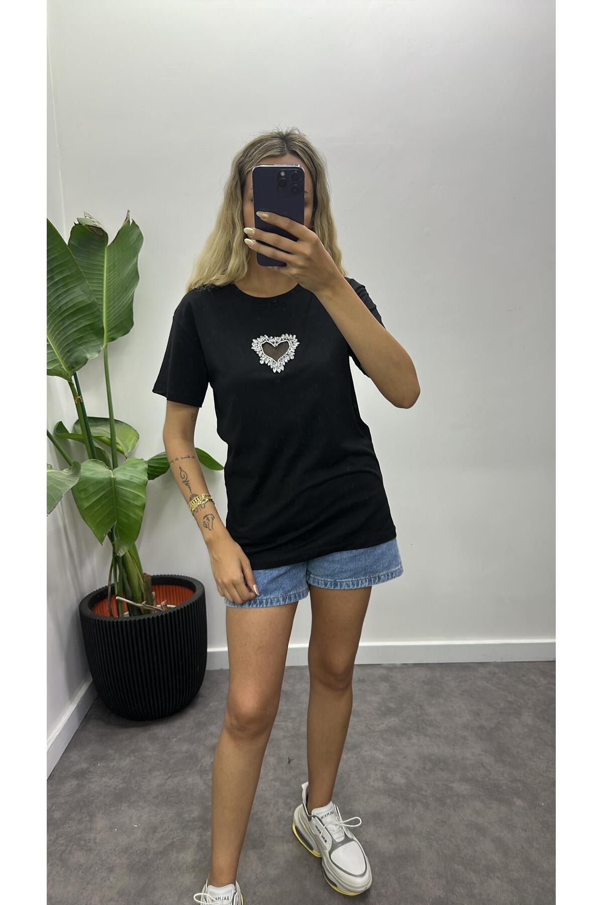 Acar Boutique Taşlı Kalpli T-Shirt