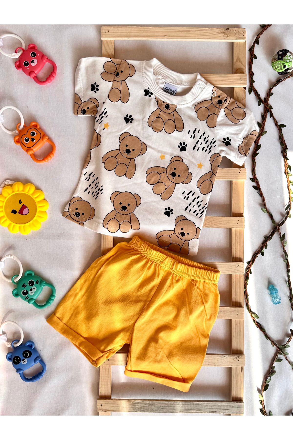 KapsülBebek %100 Organik Pamuk Unisex Yazlık Bebek Takımı – Ayıcık Desenli Tişört & Sarı Şort 2’li Set
