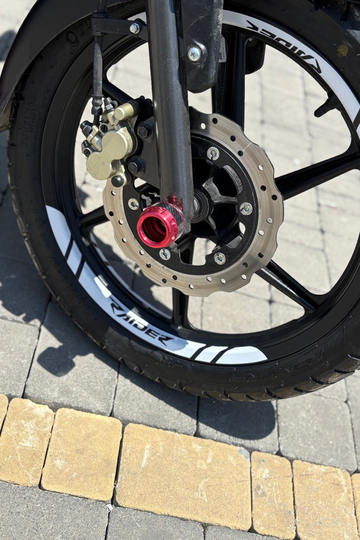 Banxtre TVS Raider için Beyaz Renk Raider Yazılı 8 Parça Jant Şeridi Sticker Seti