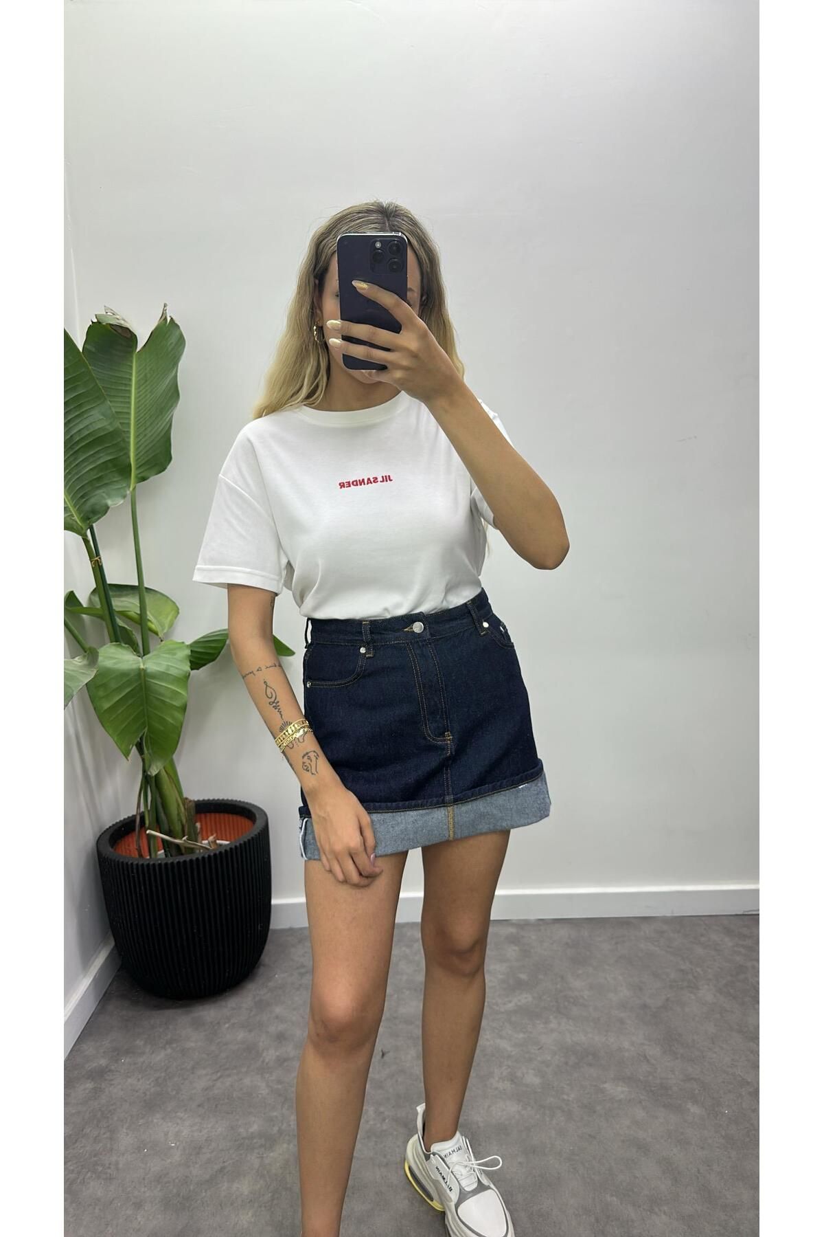 Acar Boutique JS Model T-Shirt