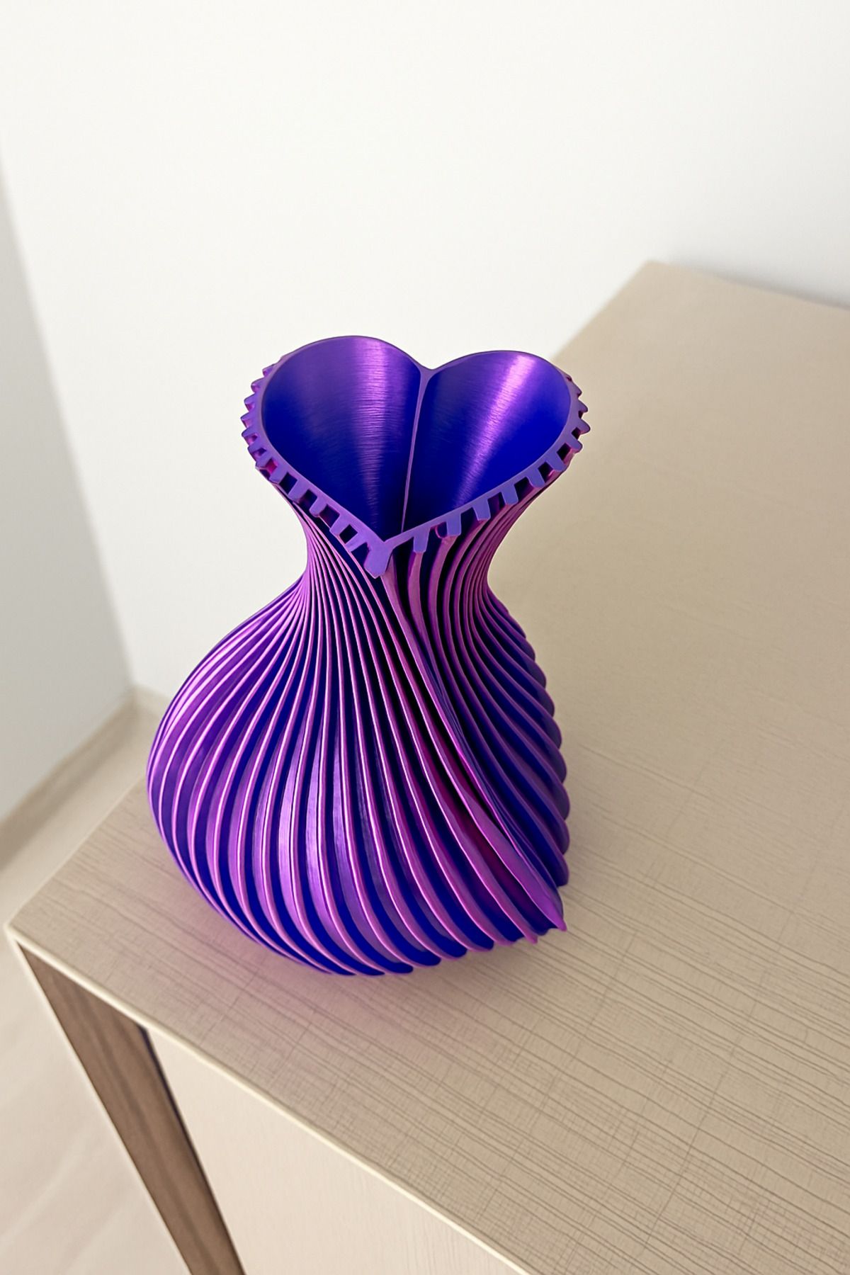 NexForm3D 3D Tasarım Metalik Neon Spiral Formlu Kalp Ağızlı Dekoratif Vazo – Modern Şık Tasarım Vazo