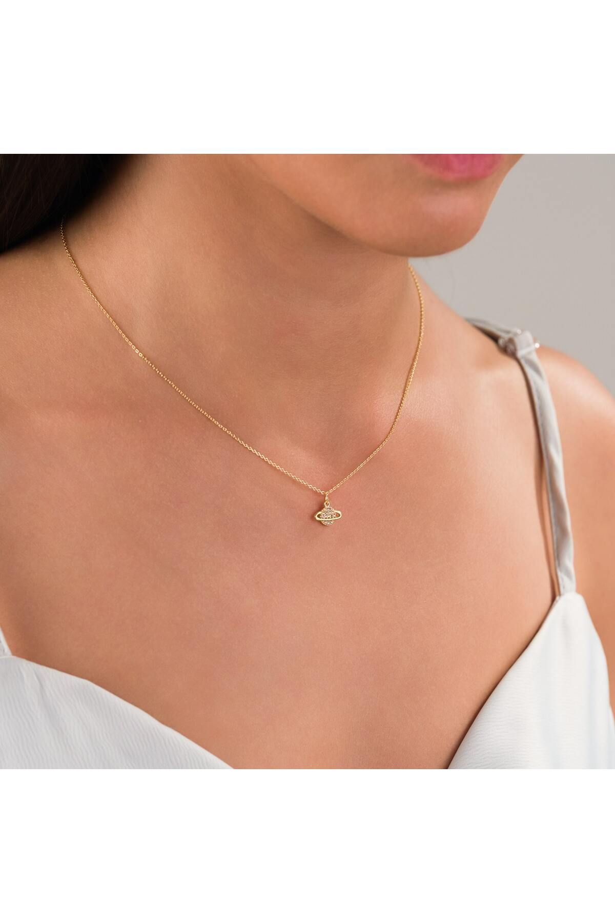 HOBİSY GIFT SHOP Gezegen Figürlü Zirkon Taşlı Kolye – Altın Renk, Işıltılı ve Modern Tasarım