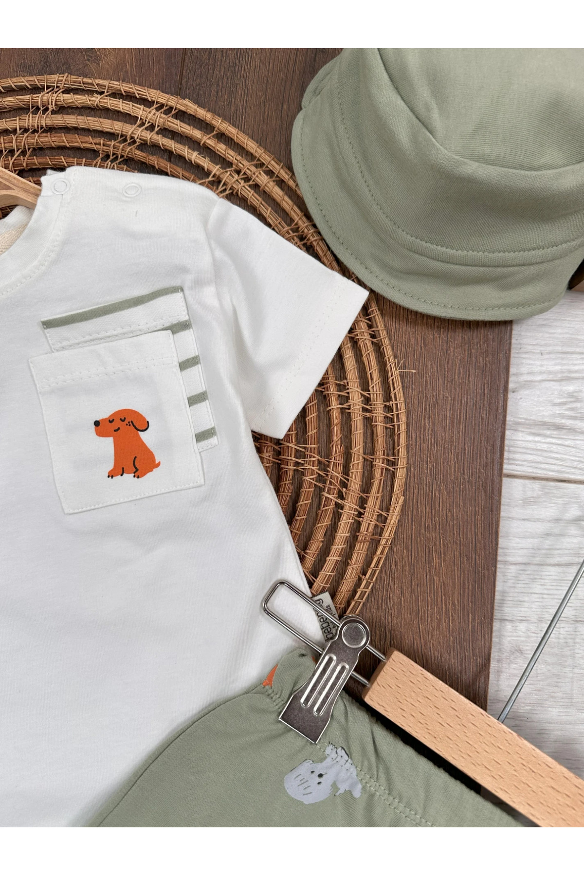 Bolly Baby Sevimli Köpek Baskılı Safari Şapkalı Cep Detaylı Şortlu Yazlık Erkek Bebek Takım fotoğrafı 2 (önizleme)
