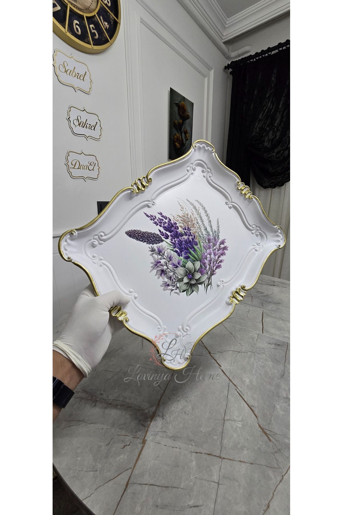 TEPSİCİM Sultan Gold Detaylı Lavanta Çiçekli Tepsi – Sert Plastik 42 × 33 cm