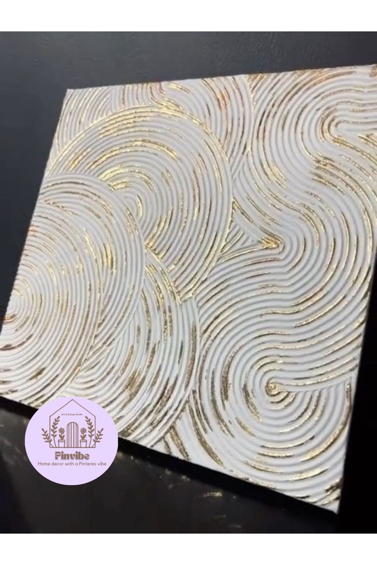 Home Pinvibe Altın Detaylı 3D Dokulu Duvar Panosu | Lüks Modern Ahşap Tablo – Beyaz Zemin Üzerine Gold