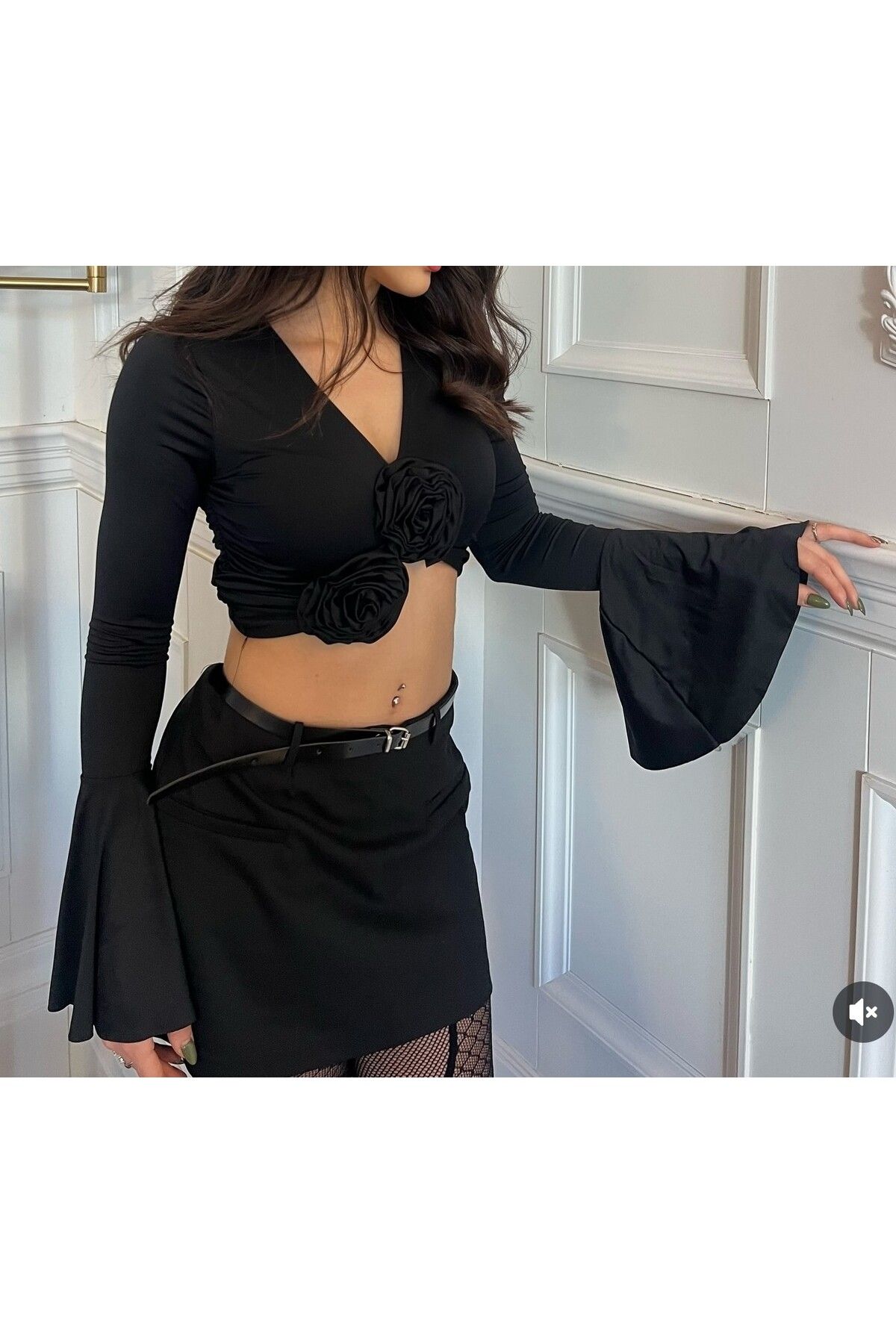 HİLALAKSESUAR10 Gül Detaylı Yarasa Kollu Siyah ve Beyaz Renk Crop Bluz