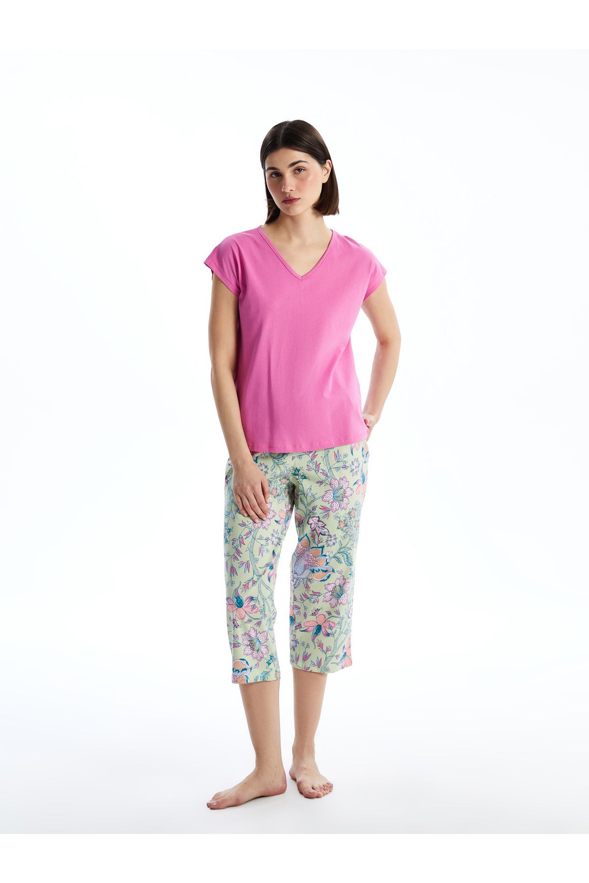 LC Waikiki V Yaka Çiçekli Kadın Kaprili Pijama Takımı