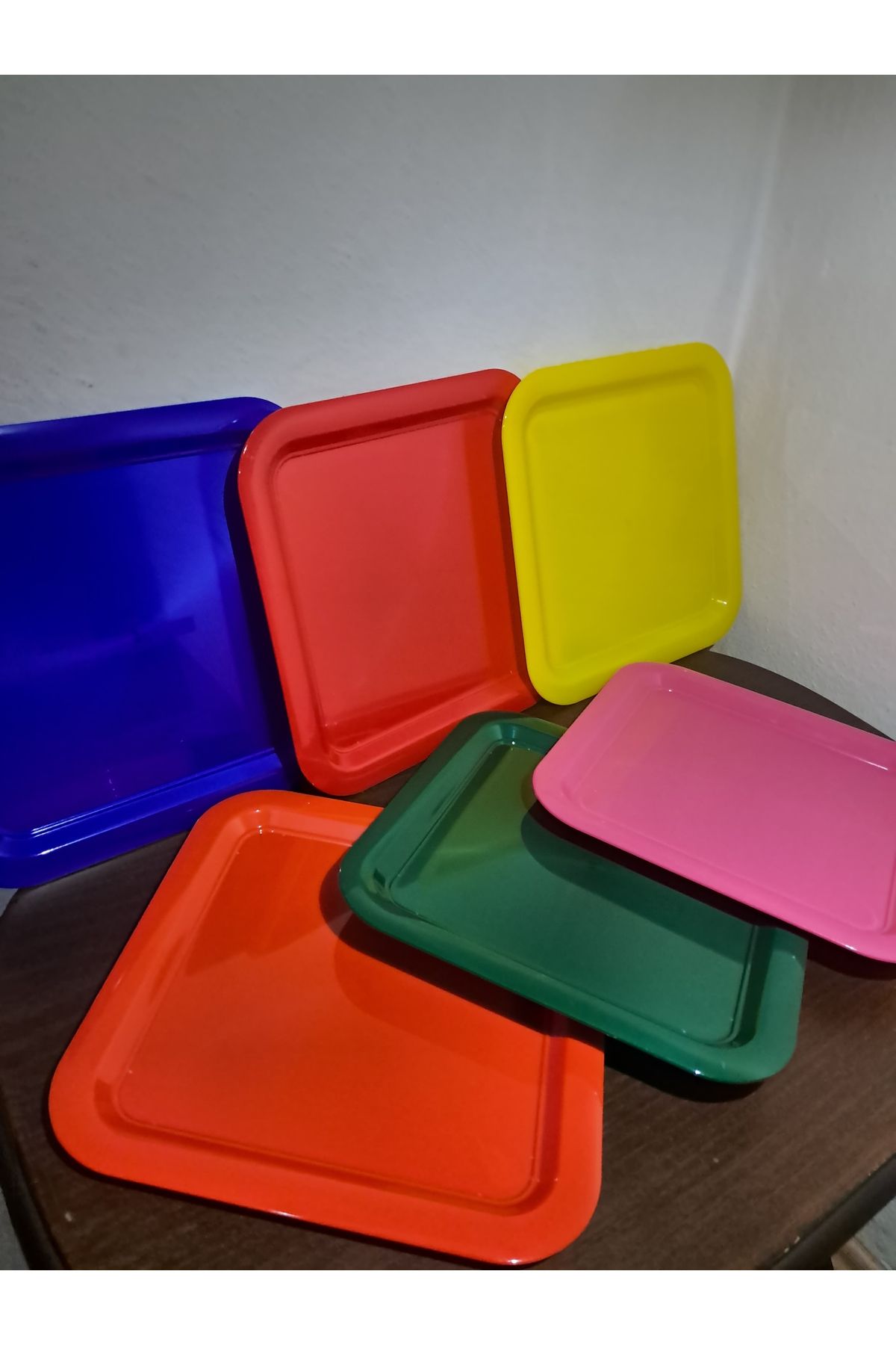 Elk Home MODERN KALIN PLASTİK 6 ADET RENKLİ KARE SERVİS VE SUNUM TEPSİSİ 22 CM RENKLİ