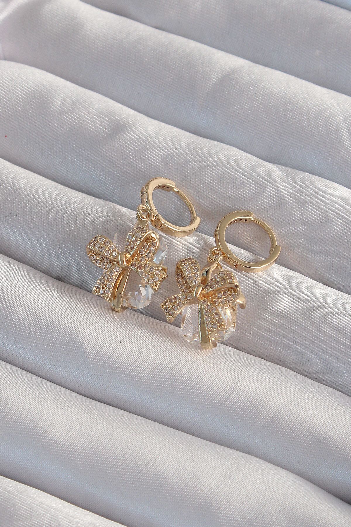 LovelymCo Pirinç Gold Renk İri Zirkon Taşlı Fiyonk Model Halka Küpe - Lisinya