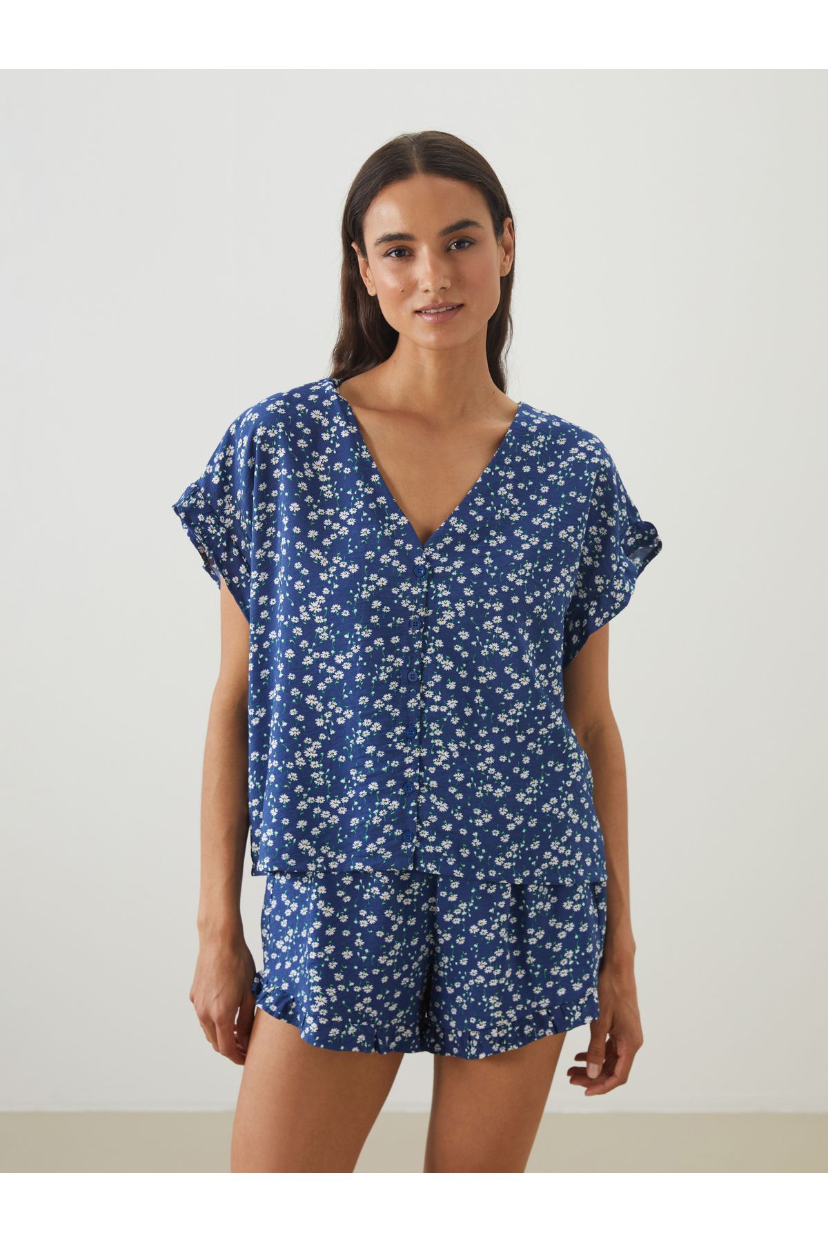 LC Waikiki V Yaka Çiçekli Kadın Şortlu Pijama Takımı