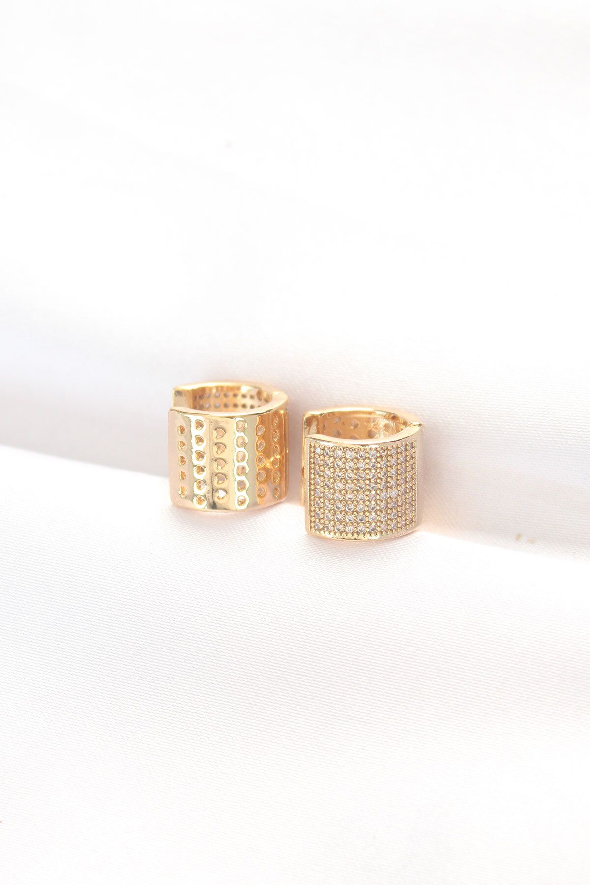 LovelymCo Pirinç Gold Renk Taşlı Minimal Küpe - Lisinya