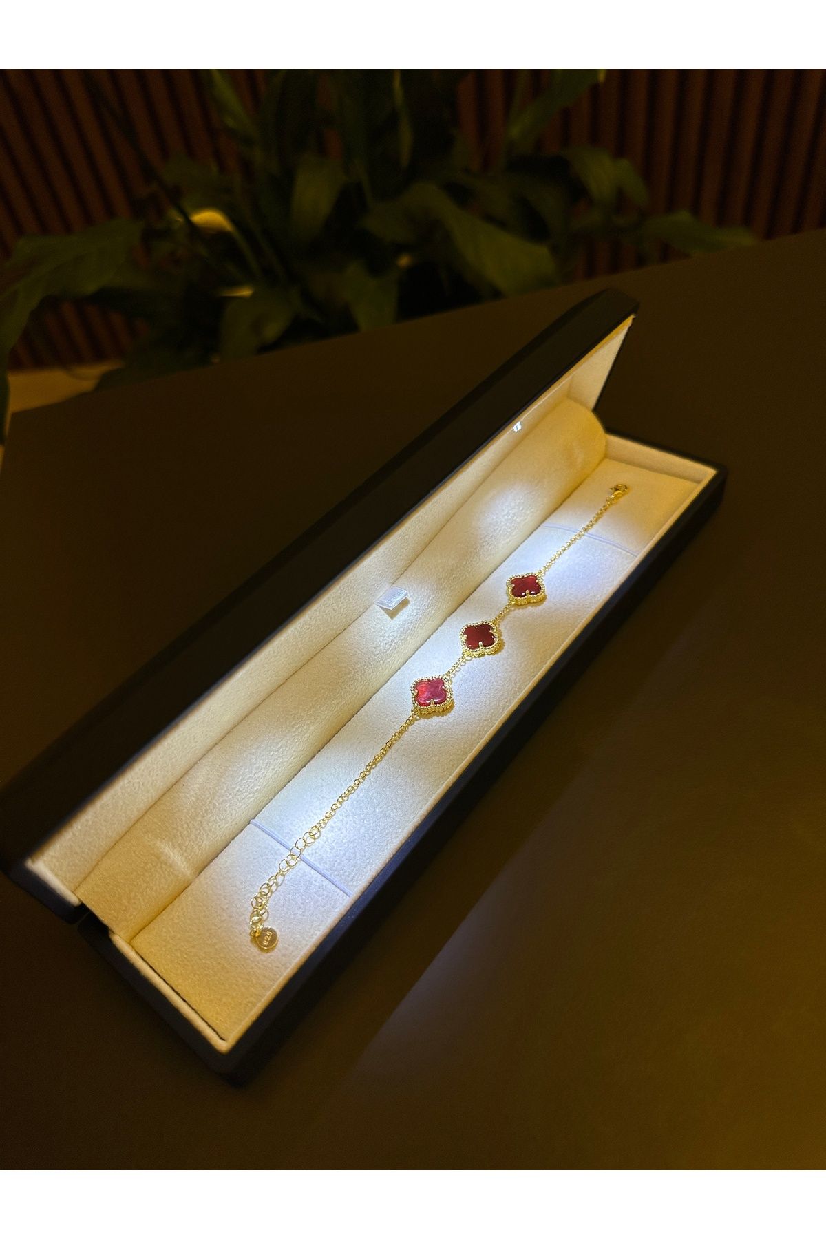 ADA LİFE GÜMÜŞ (PREMİUM IŞIKLI KUTU) 925 Ayar Gümüş 18 ayar Gold Kaplama 3 sıra Bordo Taşlı Yonca Bileklik