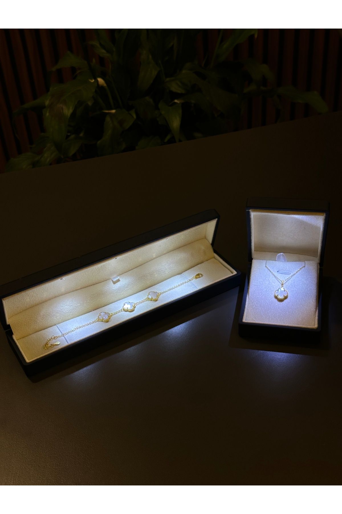 ADA LİFE GÜMÜŞ (PREMİUM IŞIKLI KUTU)925 Ayar Gümüş 18ayar Gold Kaplama Beyaz Taşlı 2 Li Yonca Set 3 sıra Bil-Kol
