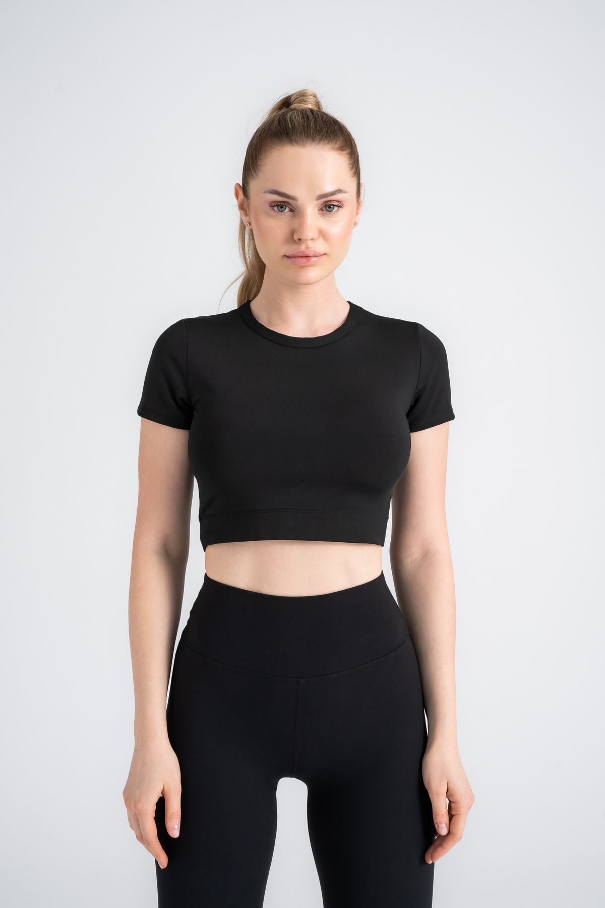 Leggfly Kadın Siyah Crop T-Shirt Kısa Kollu, Bisiklet Yaka, Tüylenmez Kumaş Slim Fit
