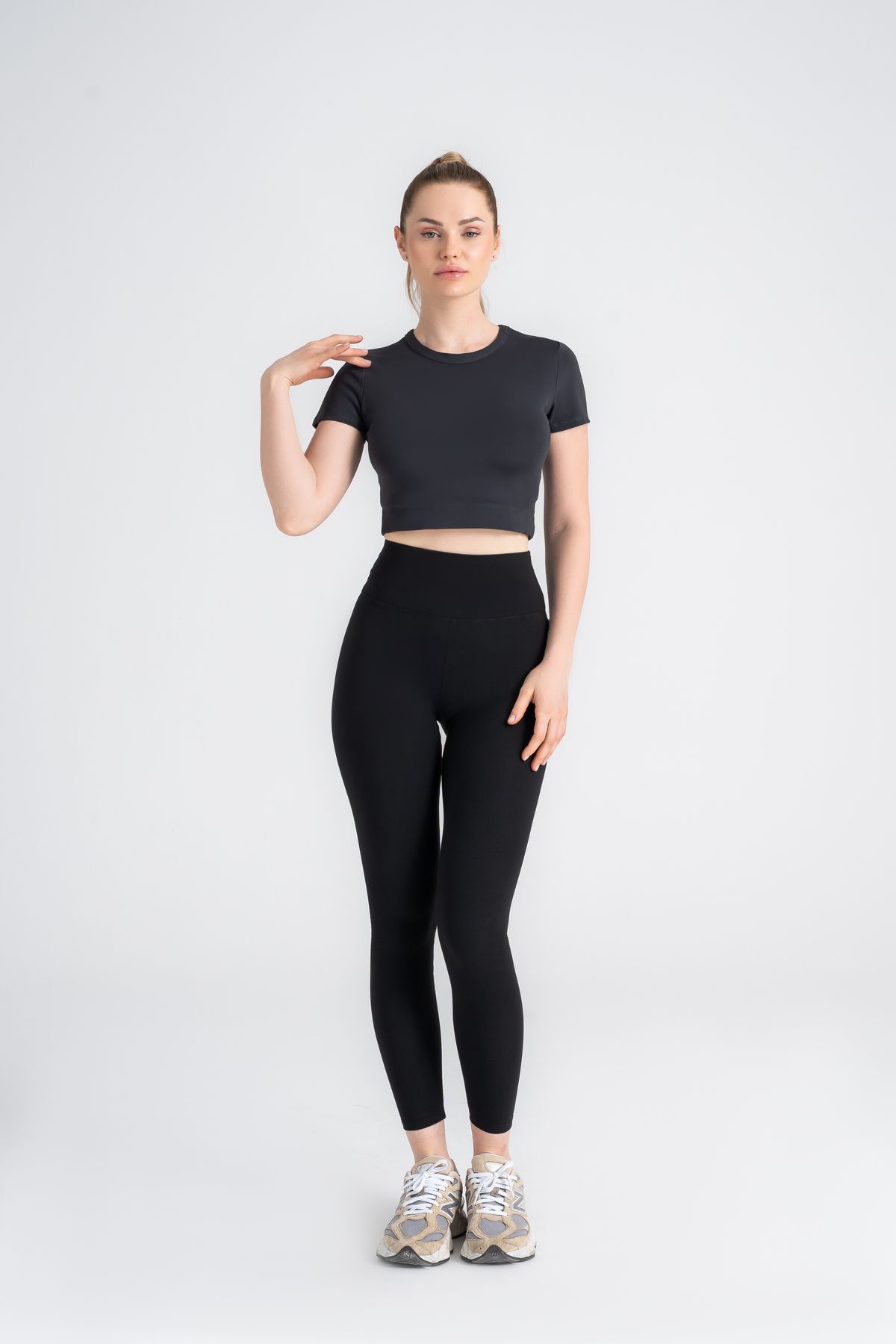 Leggfly Kadın Antrasit Crop T-Shirt – Kısa Kollu, Bisiklet Yaka, Tüylenmez Kumaş, Slim Fit