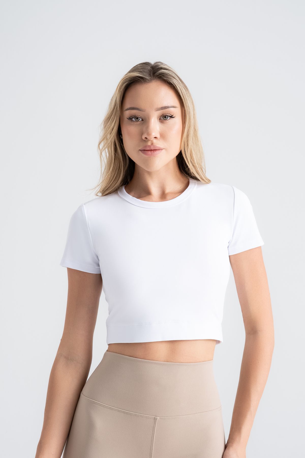 Leggfly Kadın Crop T-Shirt – Beyaz Renk, Bisiklet Yaka, Tüylenmez Ribana Kumaş, Günlük Slim Fit