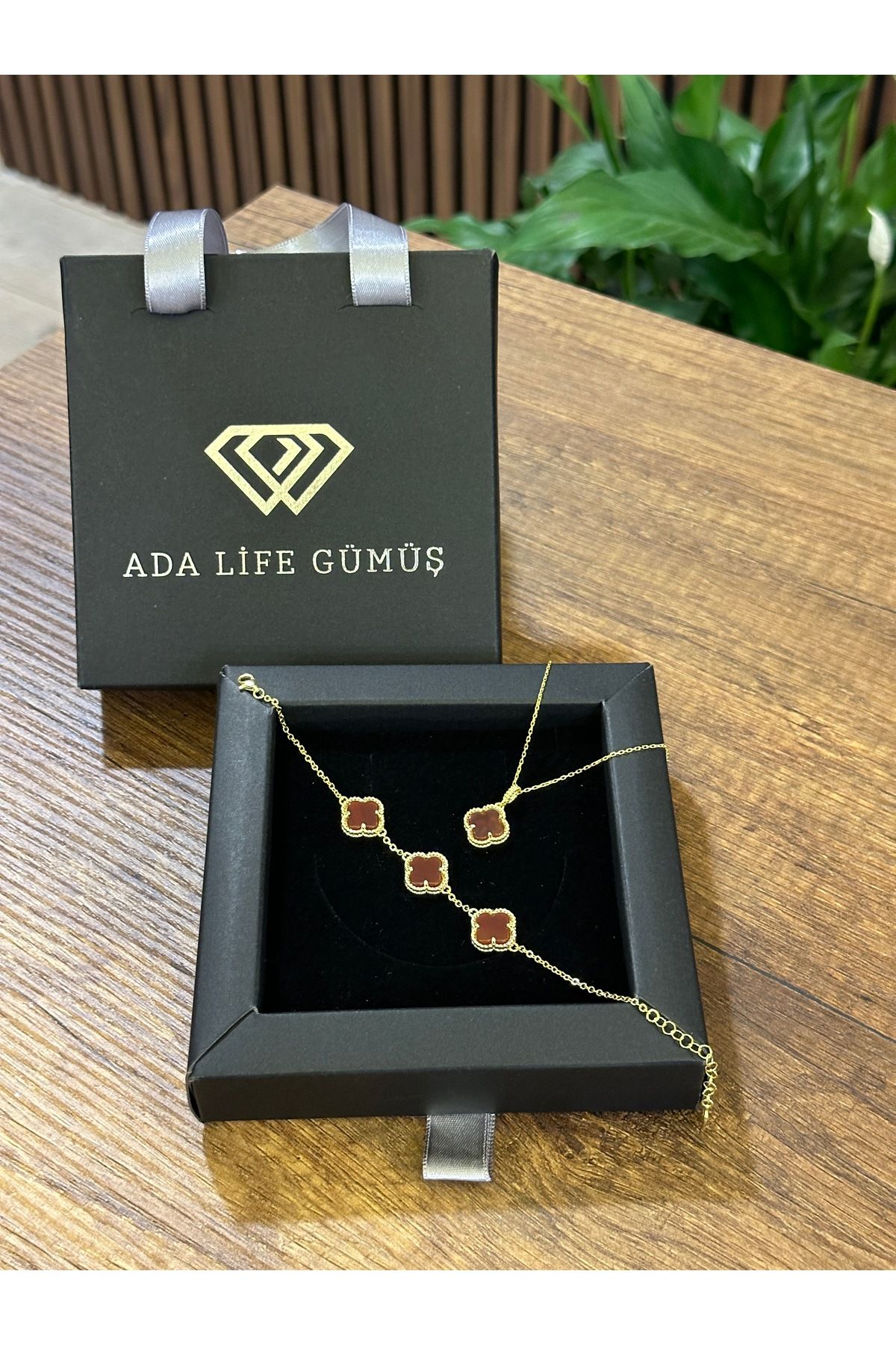 ADA LİFE GÜMÜŞ (Çantalı KUTU) 925 Ayar Gümüş 18 ayar Gold Kaplama Bordo Taşlı 2 Li Yonca Set 3 sıra Bileklik Kolye