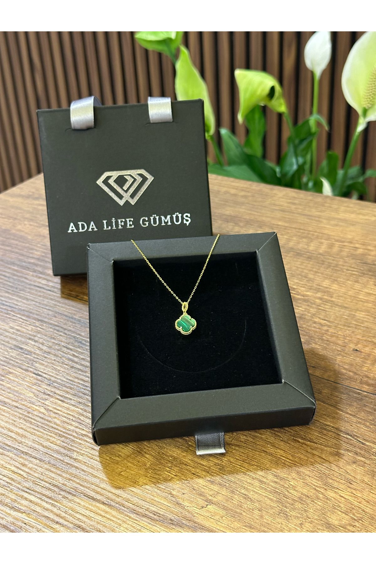 ADA LİFE GÜMÜŞ (ÇANTALI KUTU) 925 Ayar Gümüş 18 ayar Gold Kaplama Yeşil Taşlı Yonca Kolye