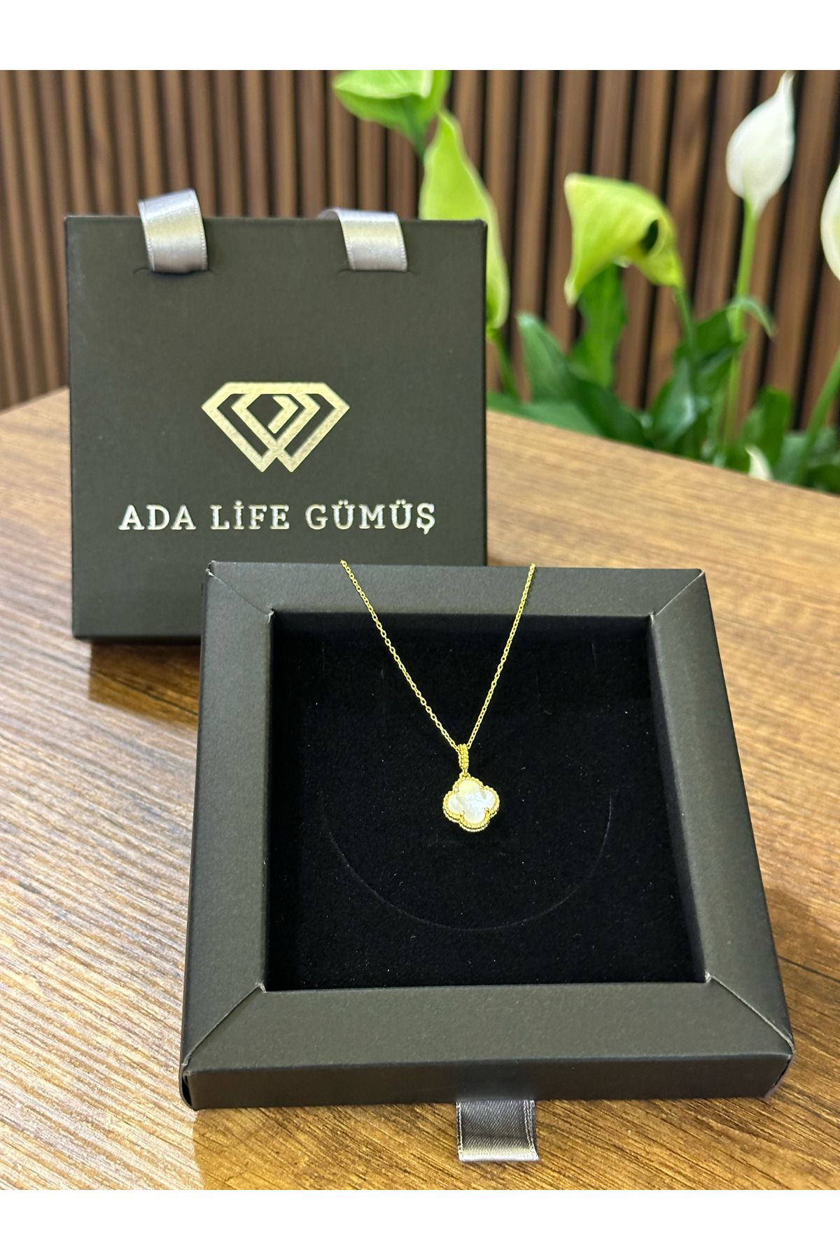 ADA LİFE GÜMÜŞ (ÇANTALI KUTU) 925 Ayar Gümüş 18 ayar Gold Kaplama Beyaz Taşlı Yonca Kolye