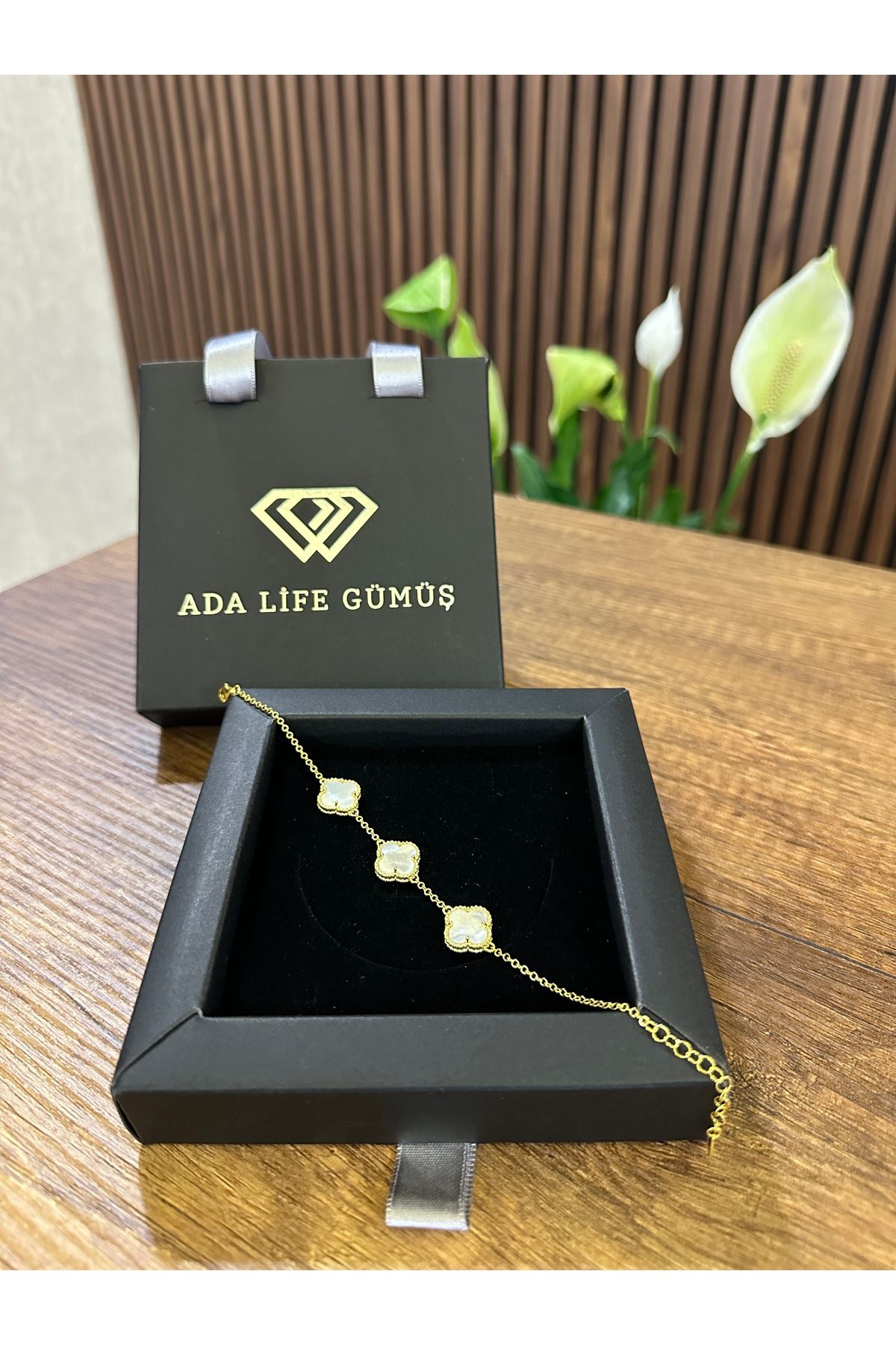 ADA LİFE GÜMÜŞ (Çantalı KUTU) 925 Ayar Gümüş 18 ayar Gold Kaplama 3 sıra Beyaz Taşlı Yonca Bileklik