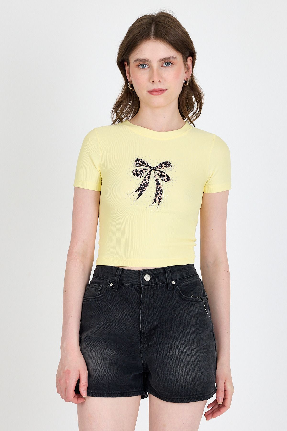 Rays Sarı Leopar Fiyonk Baskılı Taş Detaylı Slim Fit Crop Tişört 0549-1