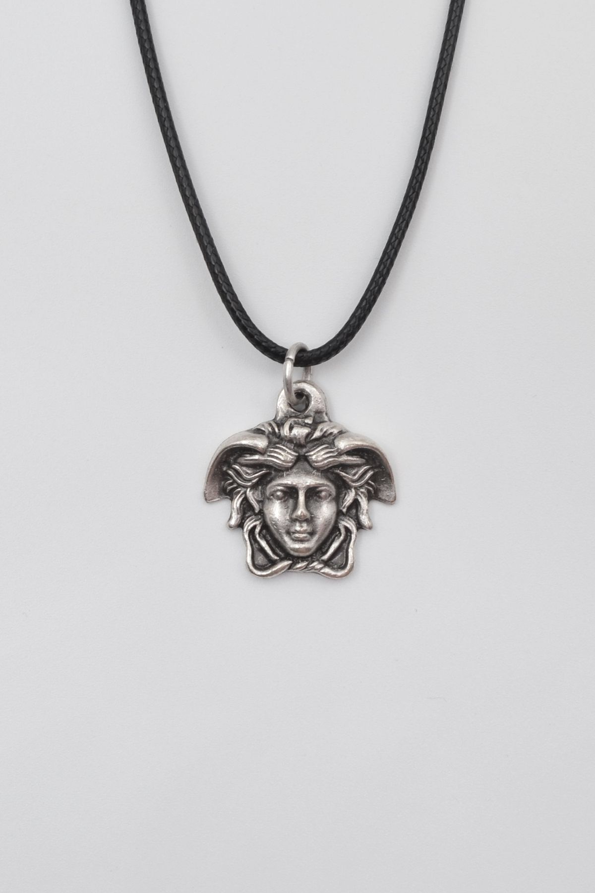 Bu Farklı Mitologjik Medusa Siyah Deri İp Kolye - Antik Gümüş Kaplama - Kadın Erkek - 60 cm