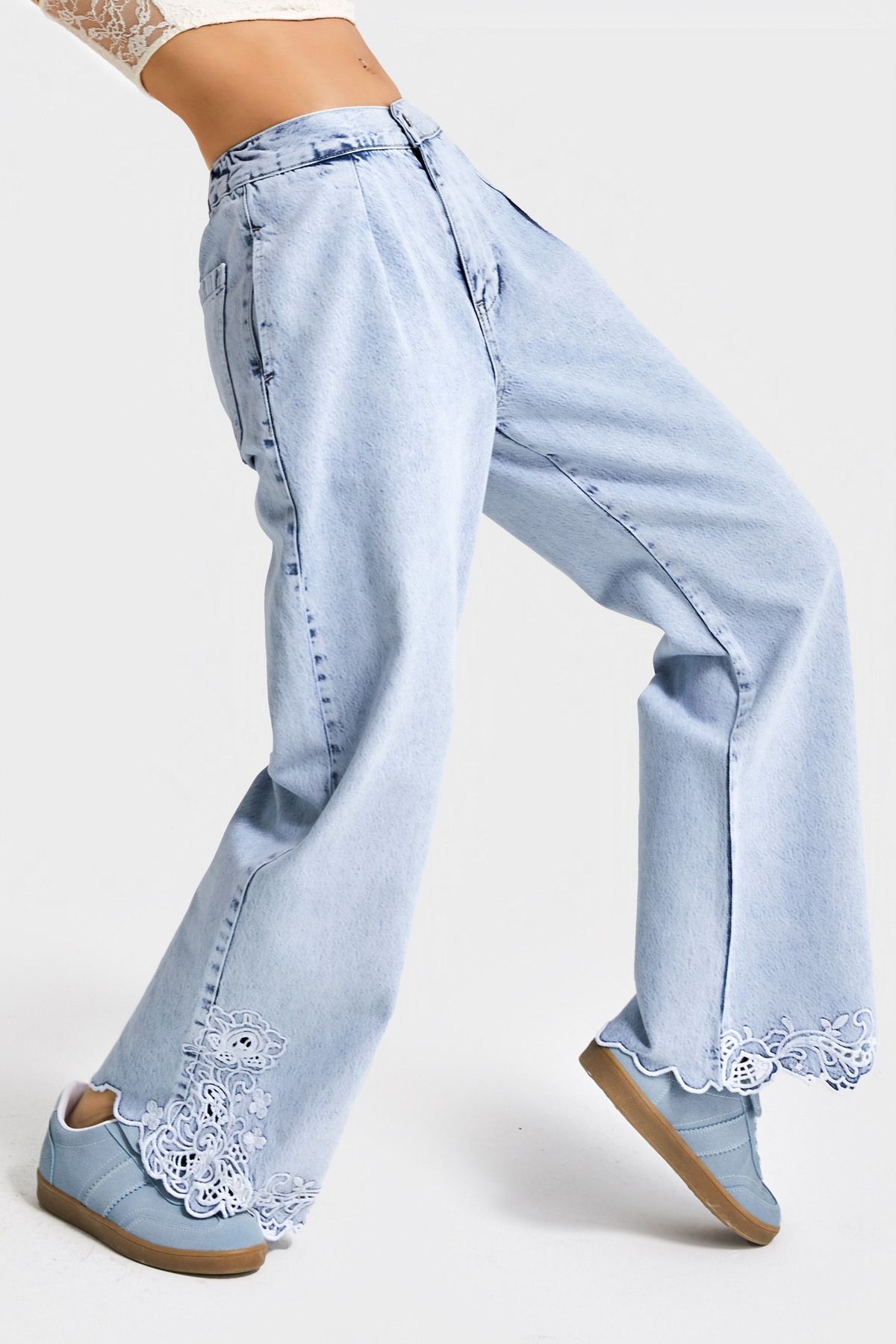 its basic Kadın Snow Kot Rengi 3s5-3 Crop Flare Fit Paça Dantelli %100 Koton Tsarım Denim Jean