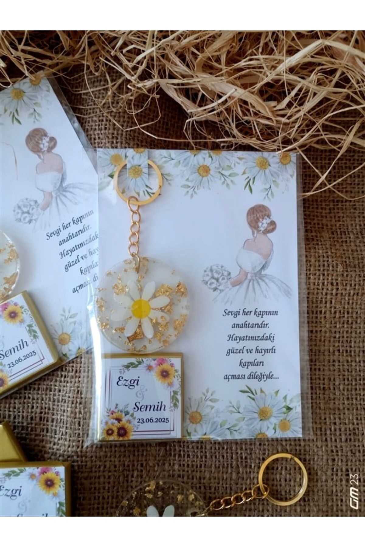 hediyegelse FARKLI AVM Kına Söz Nişan Düğün Nikah Hediyesi Kahve Yanı 25 ADET Çikolata Papatya Anahtarlık Seti
