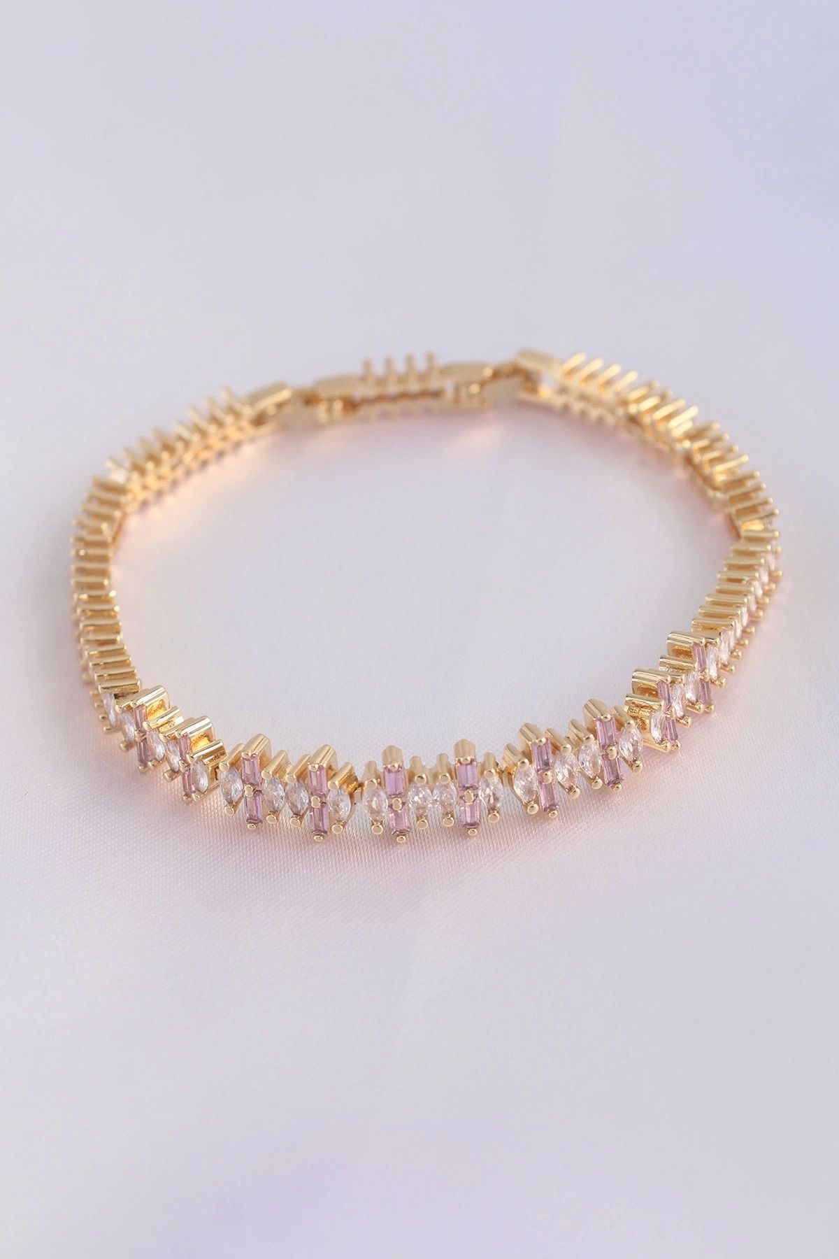 Generic Vip Seri Pirinç Pembe Zirkon Taşlı Gold Renk Baget Model Bileklik