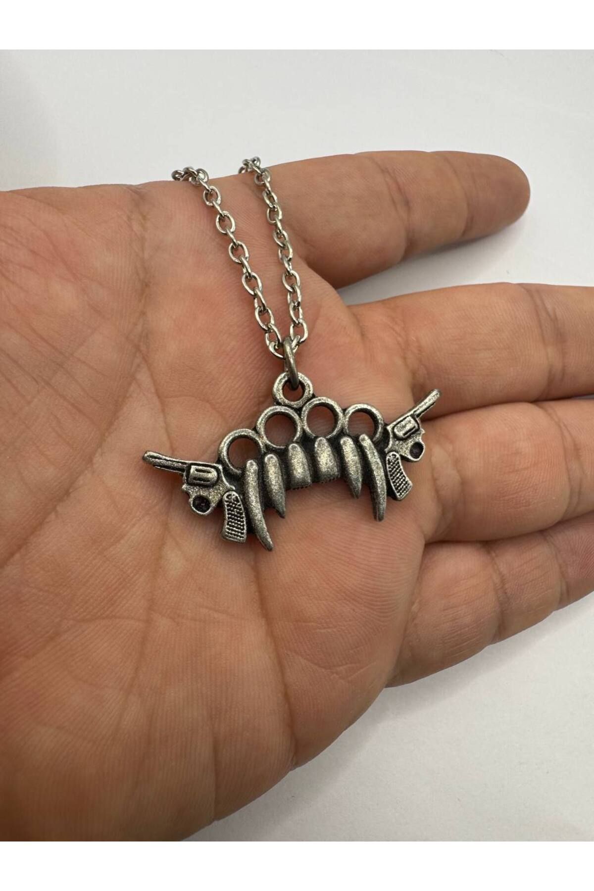 Herşey Nota Silah ve Vampir Dişi Figürlü Gotik Unisex Kolye – Karanlık Gücün Simgesi