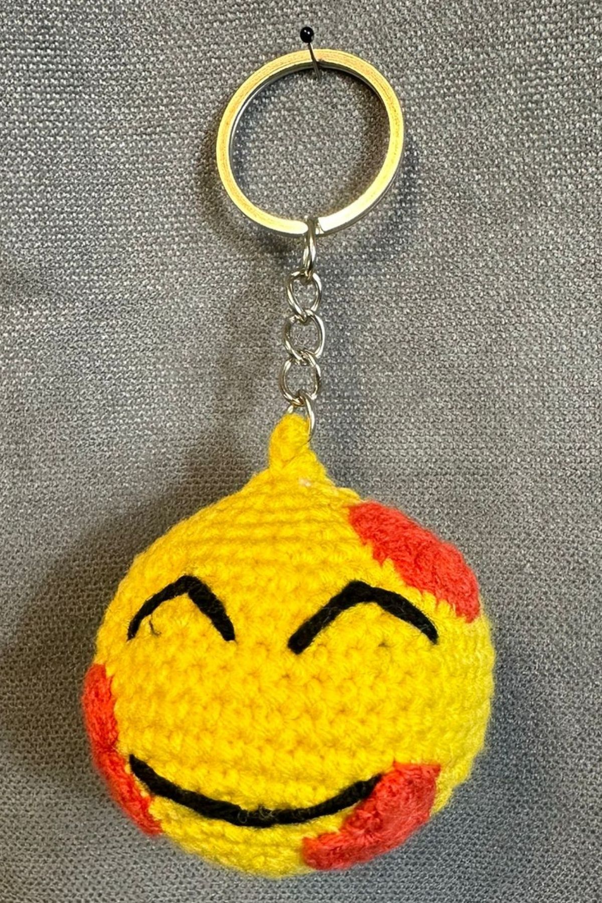 Uretti-- Tuğba 9352 4148 Smiling Face Emoji Model Keychain with Handmade Knitted Hearts 3