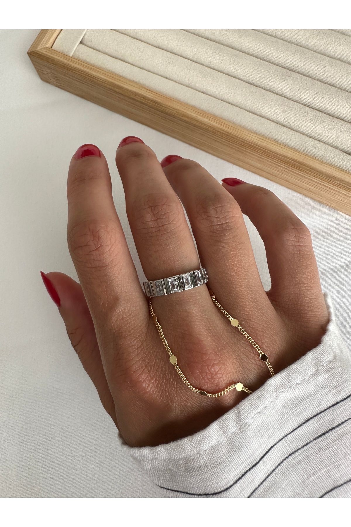 ringbox-Silver Colored Rectangular Row Ring 3