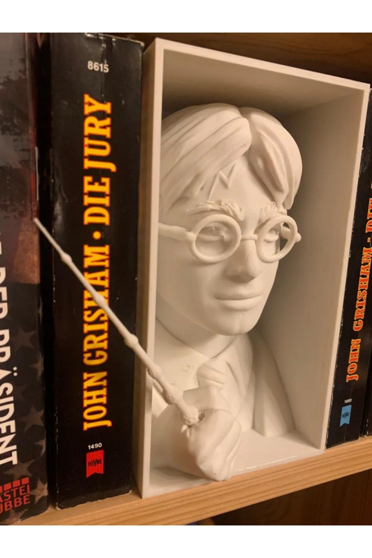 ValoriaConcept 📚✨ Harry Potter Heykeli – Kitapların Arasında Duran & Asa Detaylı | Büyü Dolu Dekor ⚡🧙♂️