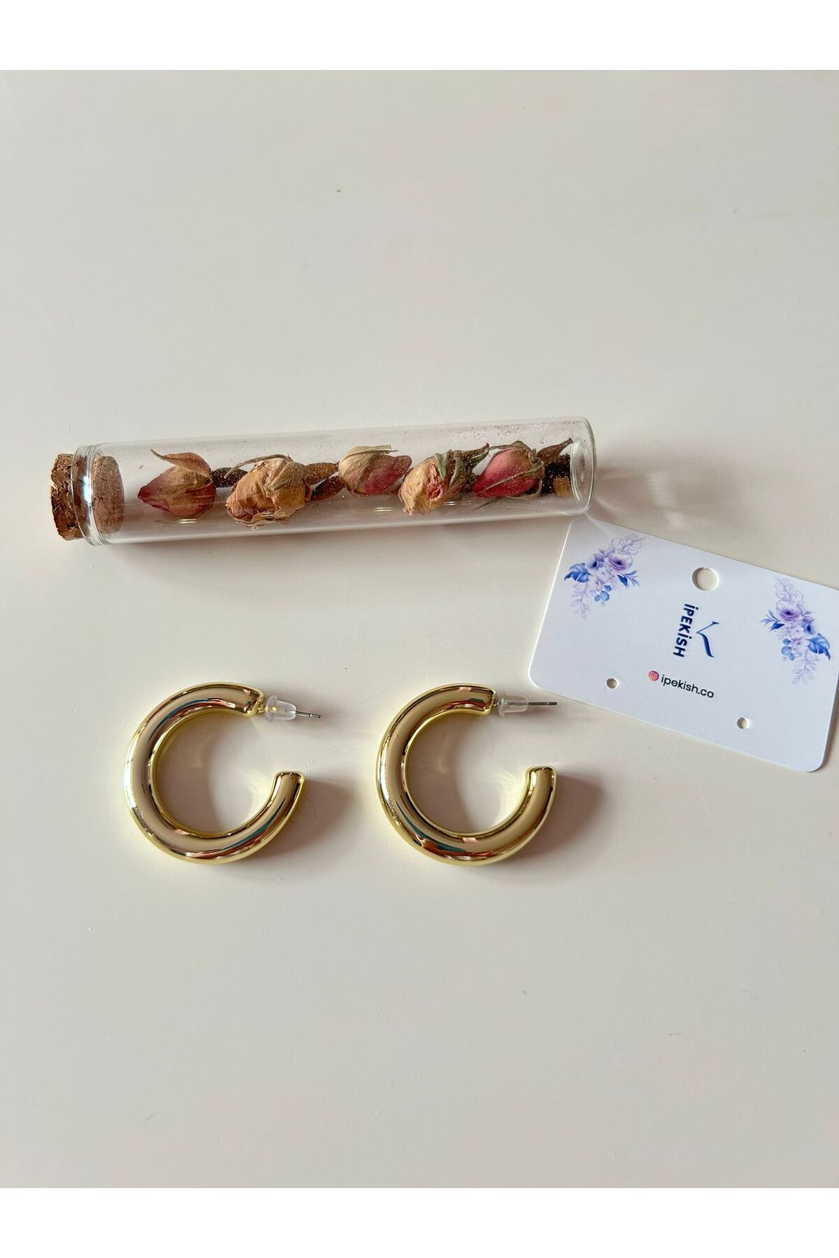 Cheecky Chic İpekish | Çivi Model Gold Renk Orta Boy Kalın Yarım Halka Küpe – Modern, Zarif ve Paslanmaz Çelik
