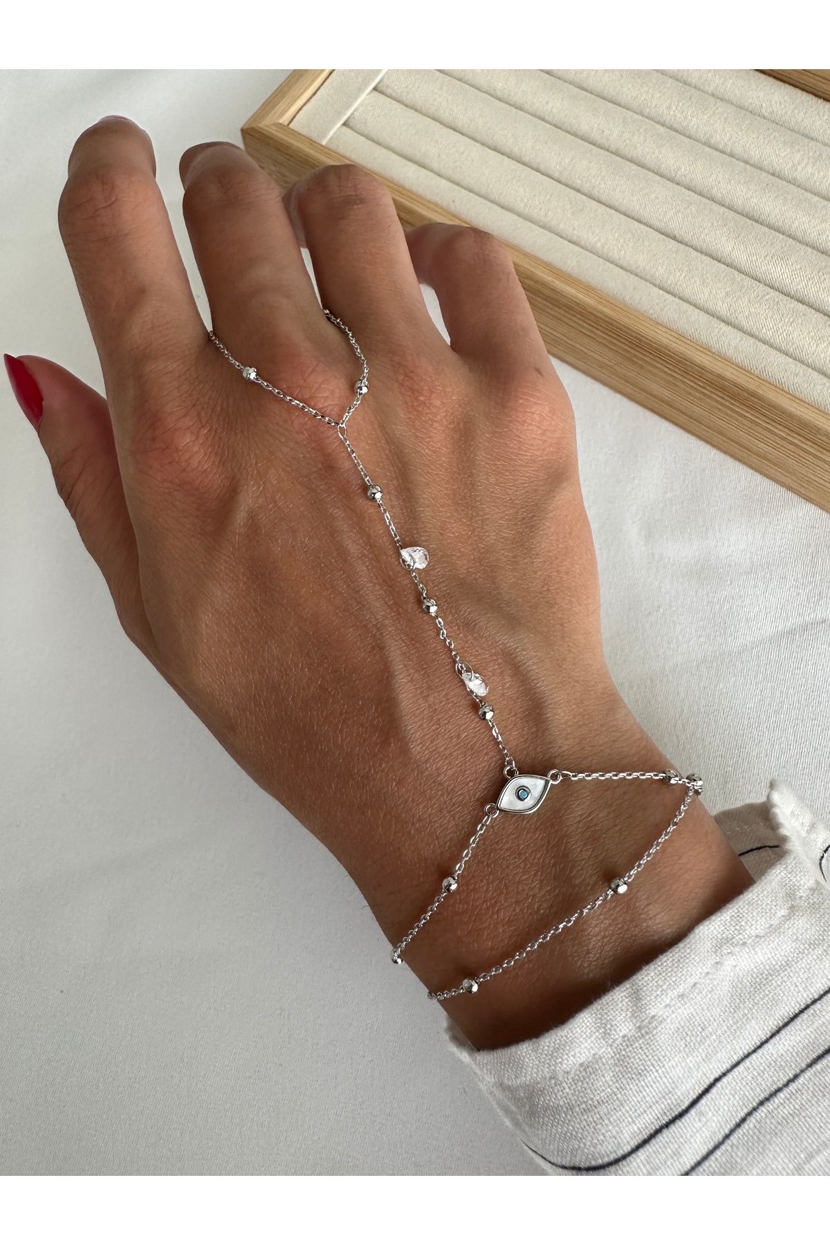 ringbox Gümüş Renk Sallantılı Göz Zincir Şahmeran