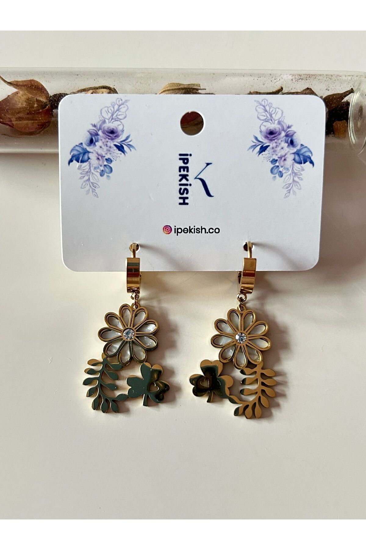 Cheecky Chic İpekish | Gold Renk Halka Küpe – Yonca, Çiçek ve Yaprak Sallantılı, Paslanmaz Çelik
