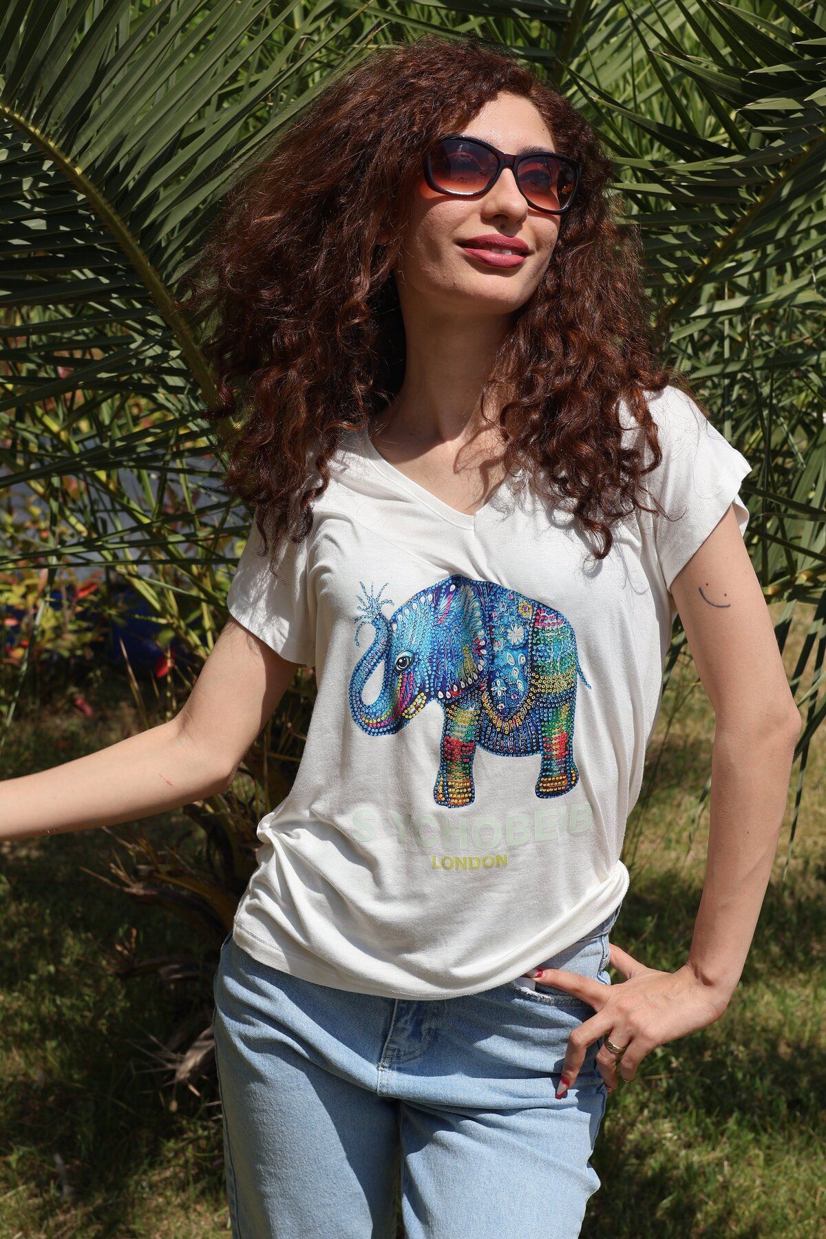 DOLCE QUEEN Kadın V Yaka Sevimli Fil Desenli T-Shirt