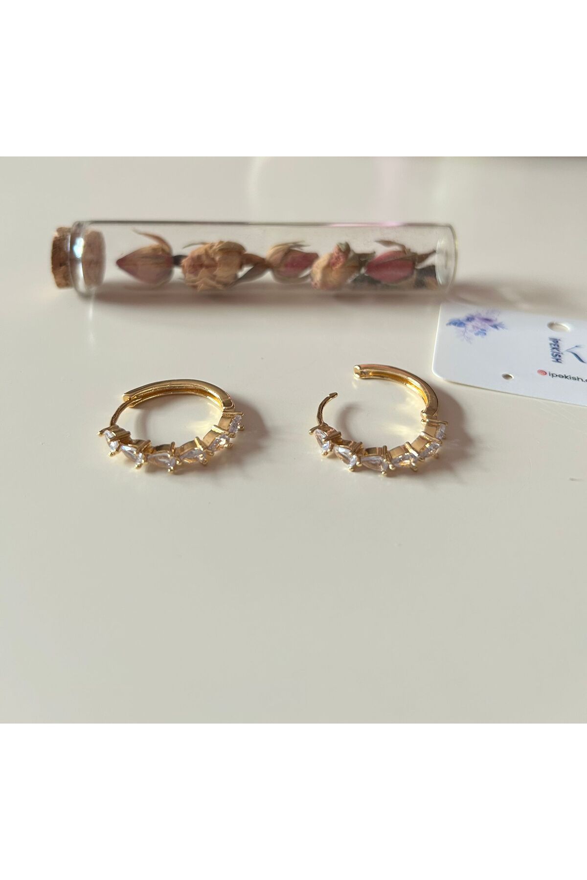 Cheecky Chic İpekish | Gold Renk, Zirkon Taşlı, Yarım Tur, Paslanmaz Çelik, Halka Küpe
