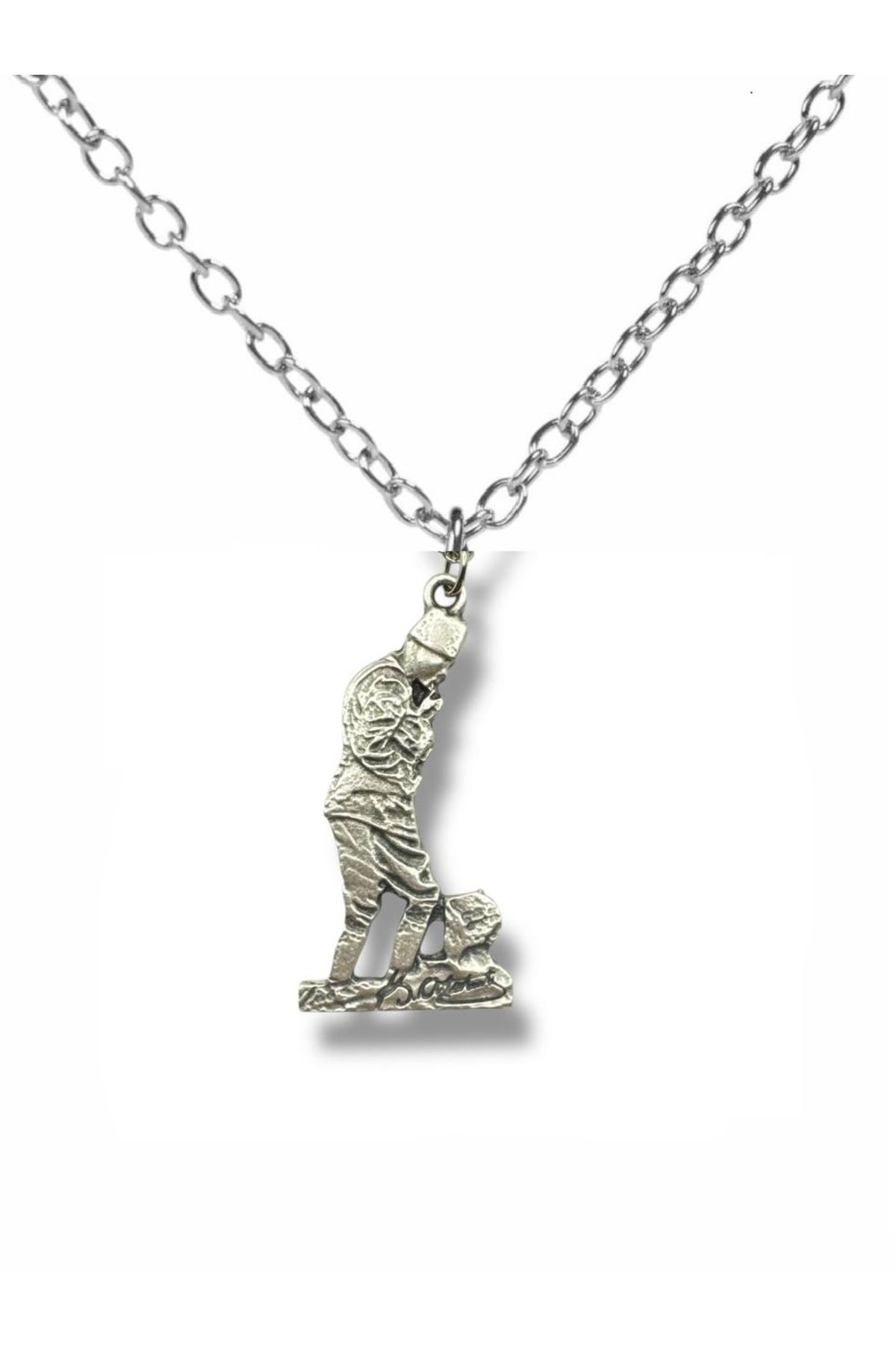 Herşey Nota Atatürk Heykeli ve İmza Figürlü Kolye – Gümüş Renk Unisex 60 cm Zincirli Metal Tasarım