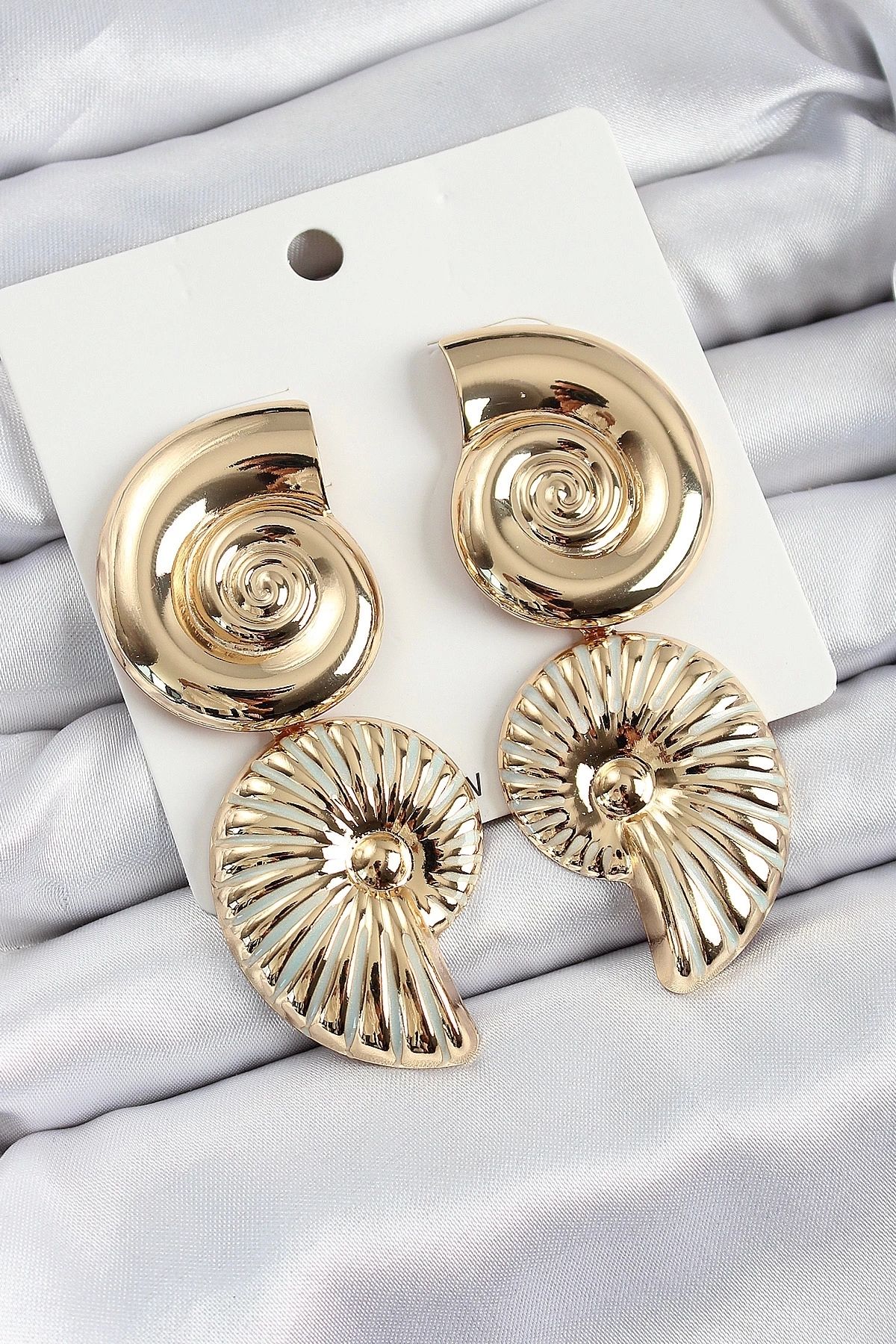 Clariss Pirinç Sarmal Sallantılı Deniz Kabuğu Vintage Model Gold Renk Küpe