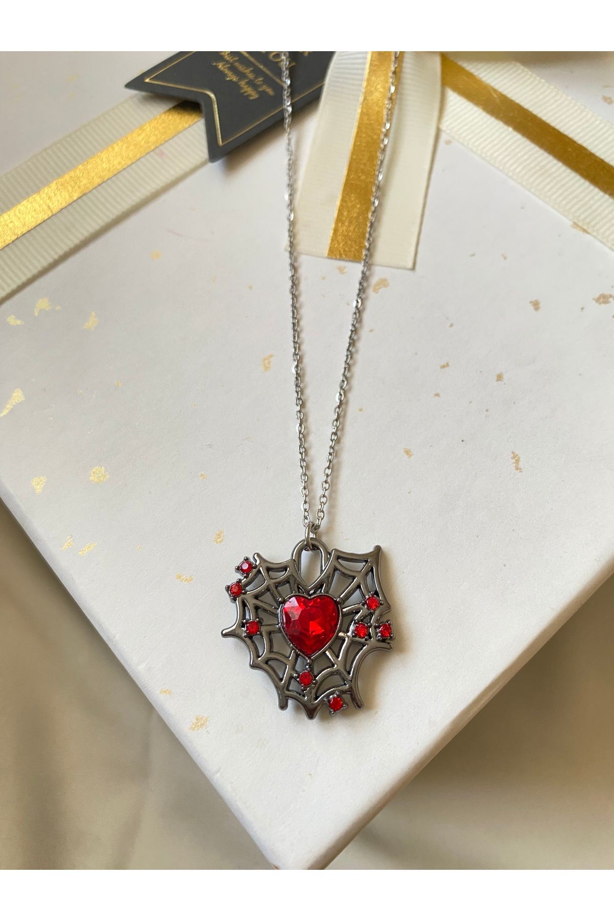asem jewelry ÖRÜMCEK AĞI KIRMIZI TAŞ VE KALP DETAYLI ÇELİK KOLYE