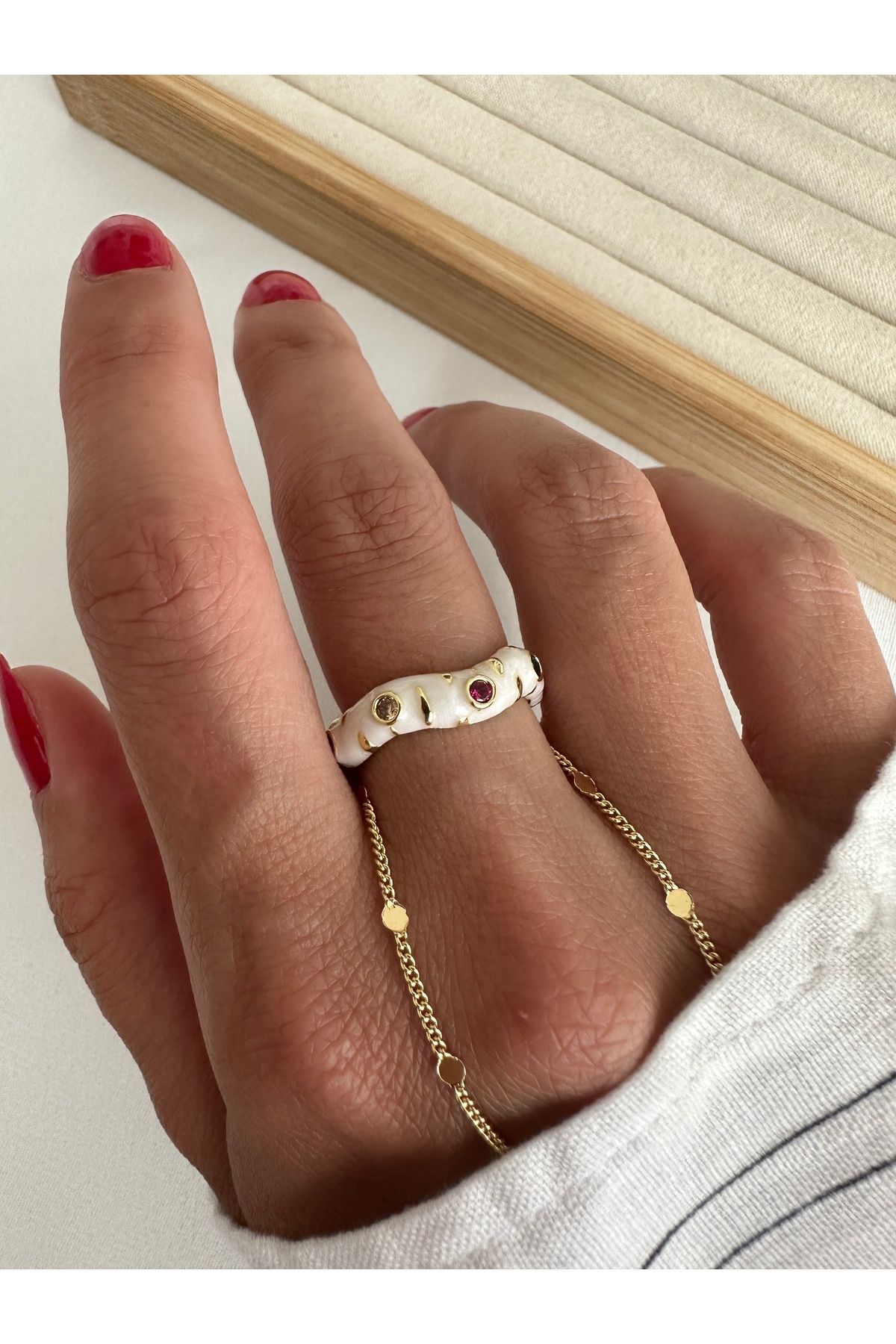 ringbox Beyaz Mineli Renkli Taşlı Yüzük