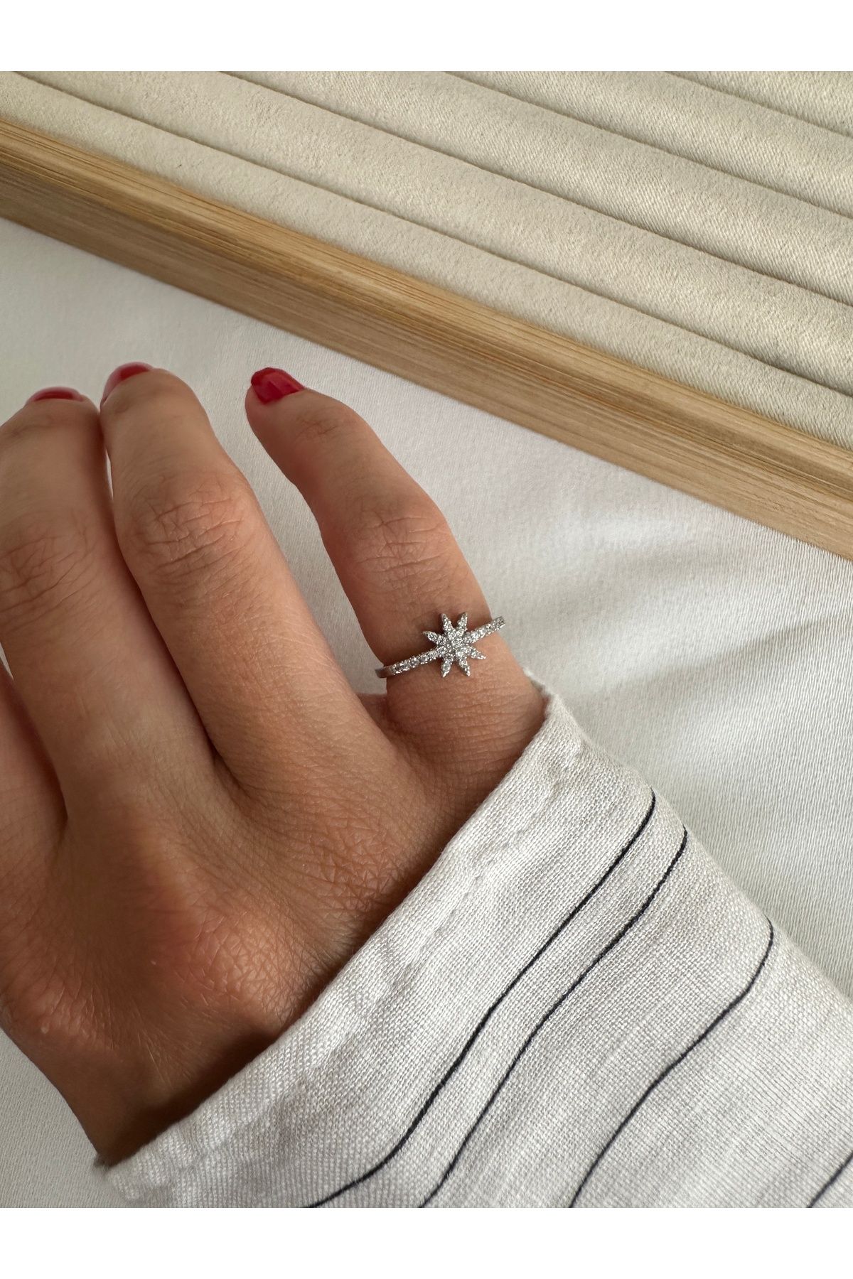 ringbox Gümüş Renkli Yıldız Zirkon Taşlı Serçe Parmak Yüzüğü