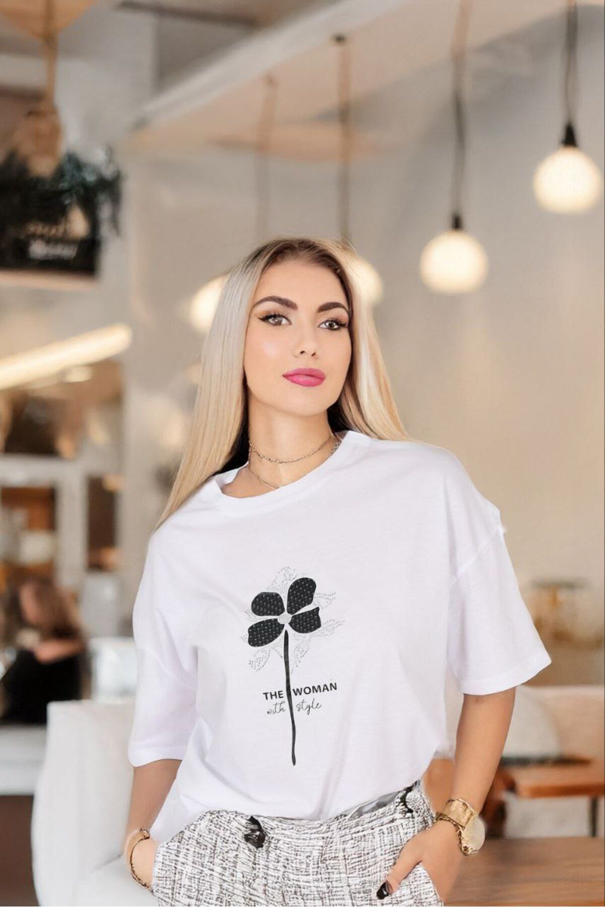Pia Velle The Woman With Style Çiçek Desenli Oversize Kadın Tişört – Beyaz