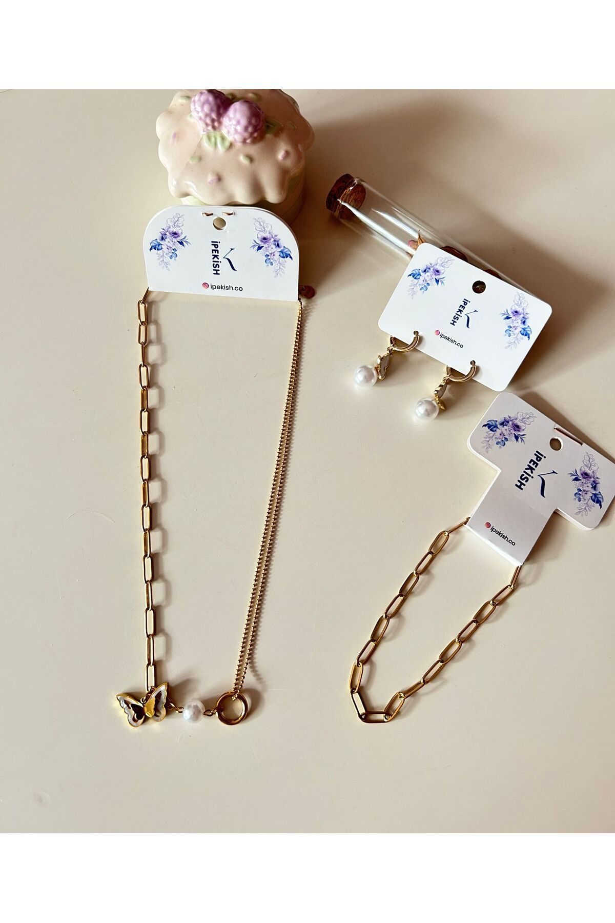 Cheecky Chic İpekish | Kelebek Sallantılı, Gold, Çelik Kolye, Çelik Küpe ve İnce, Gold, Çelik Bileklik 3’lü Set