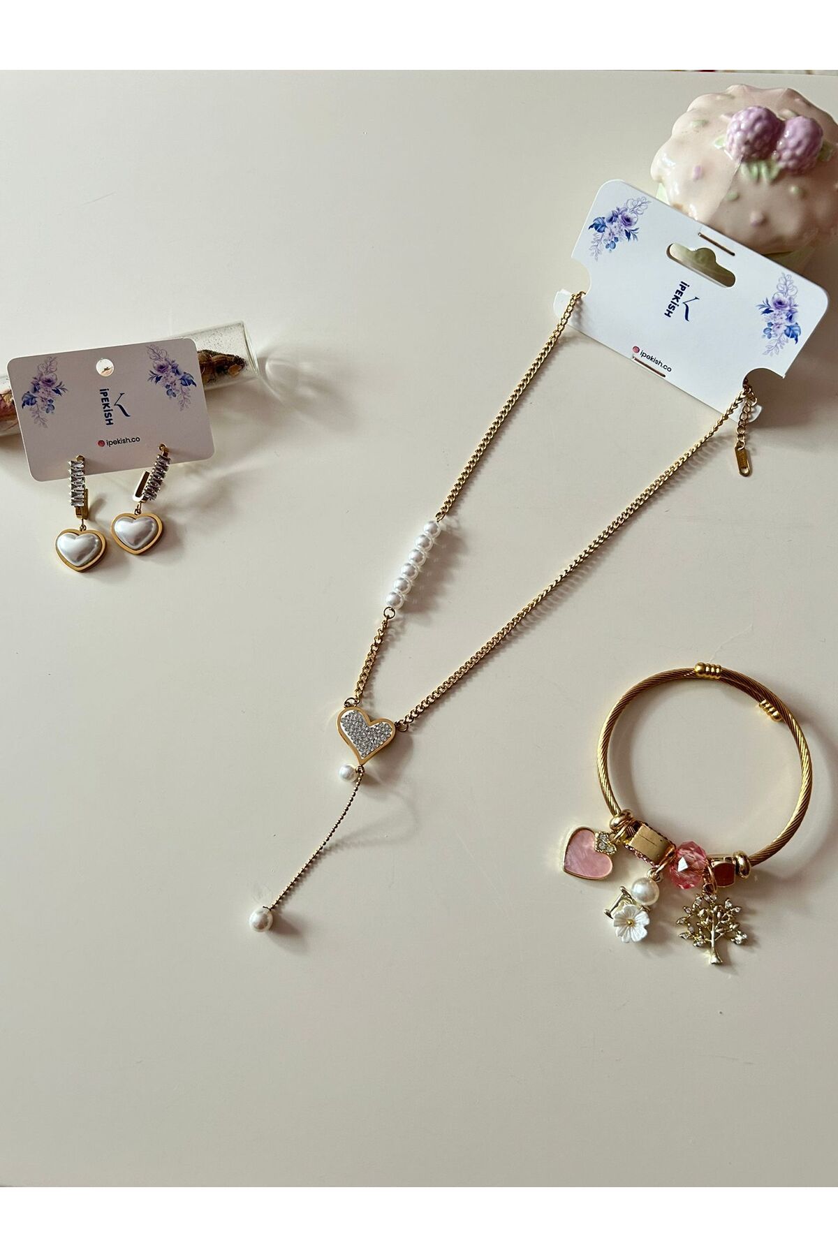 Cheecky Chic İpekish | Gold, Paslanmaz Çelik, Kalp Kolye, Kalp Sallantılı Çivi Küpe, Charm Bileklik 3’lü Set