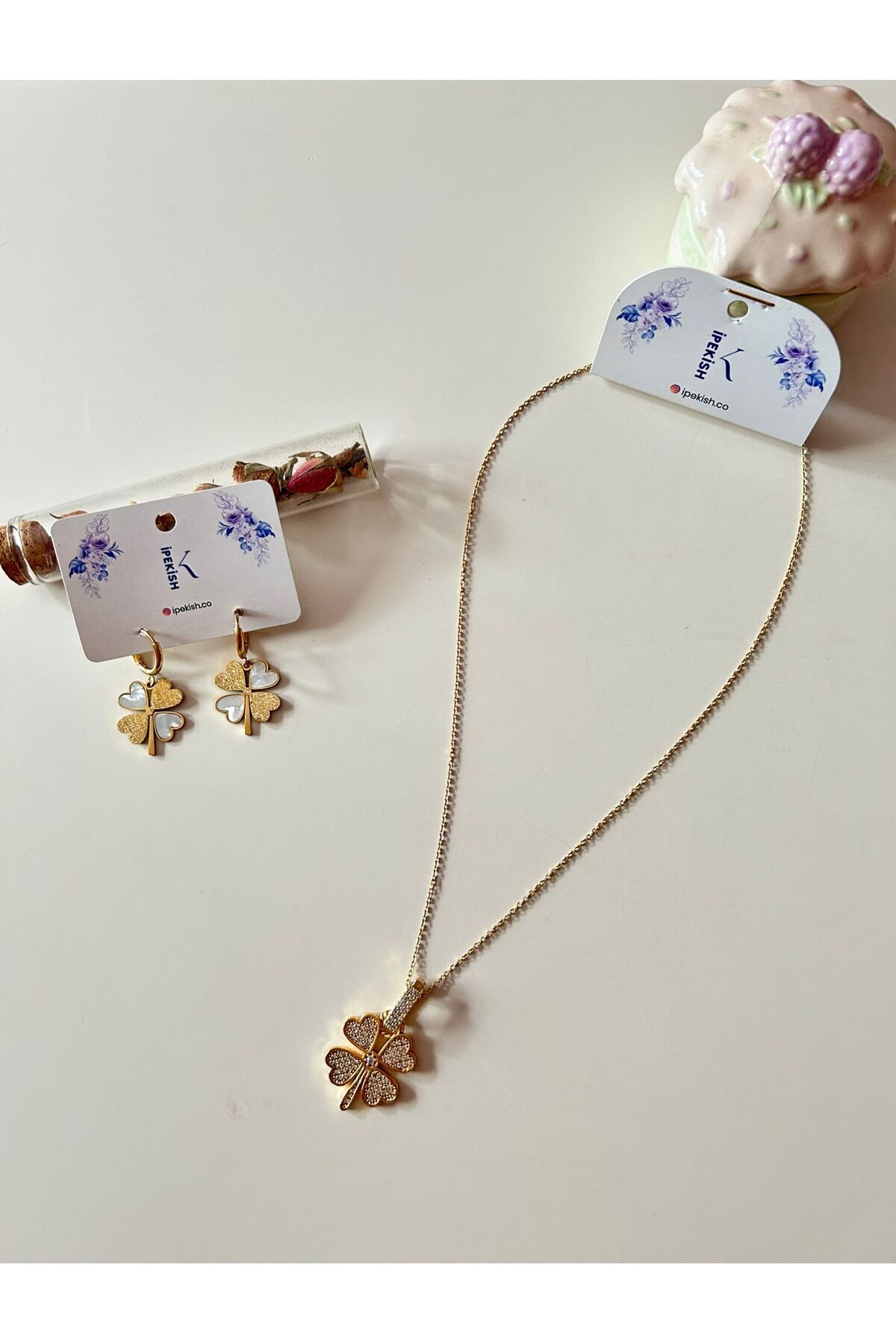 Cheecky Chic İpekish | Zirkon Taşlı, Yonca Figürlü, Gold, Çelik Kolye ve Küpe Takım - 2'li Takım