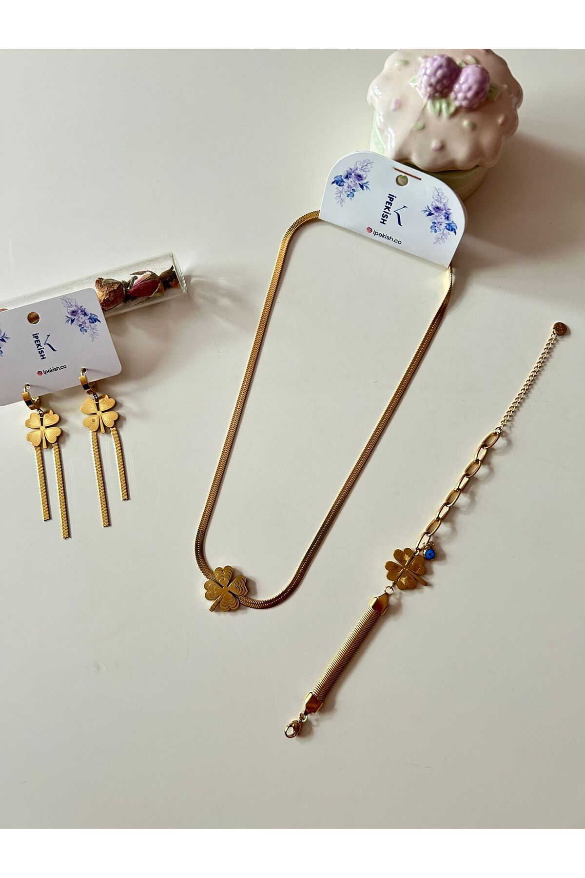 Cheecky Chic İpekish | Yonca Figürlü Gold İtalyan Zincir Paslanmaz Çelik Kolye, Bileklik ve Küpe Seti